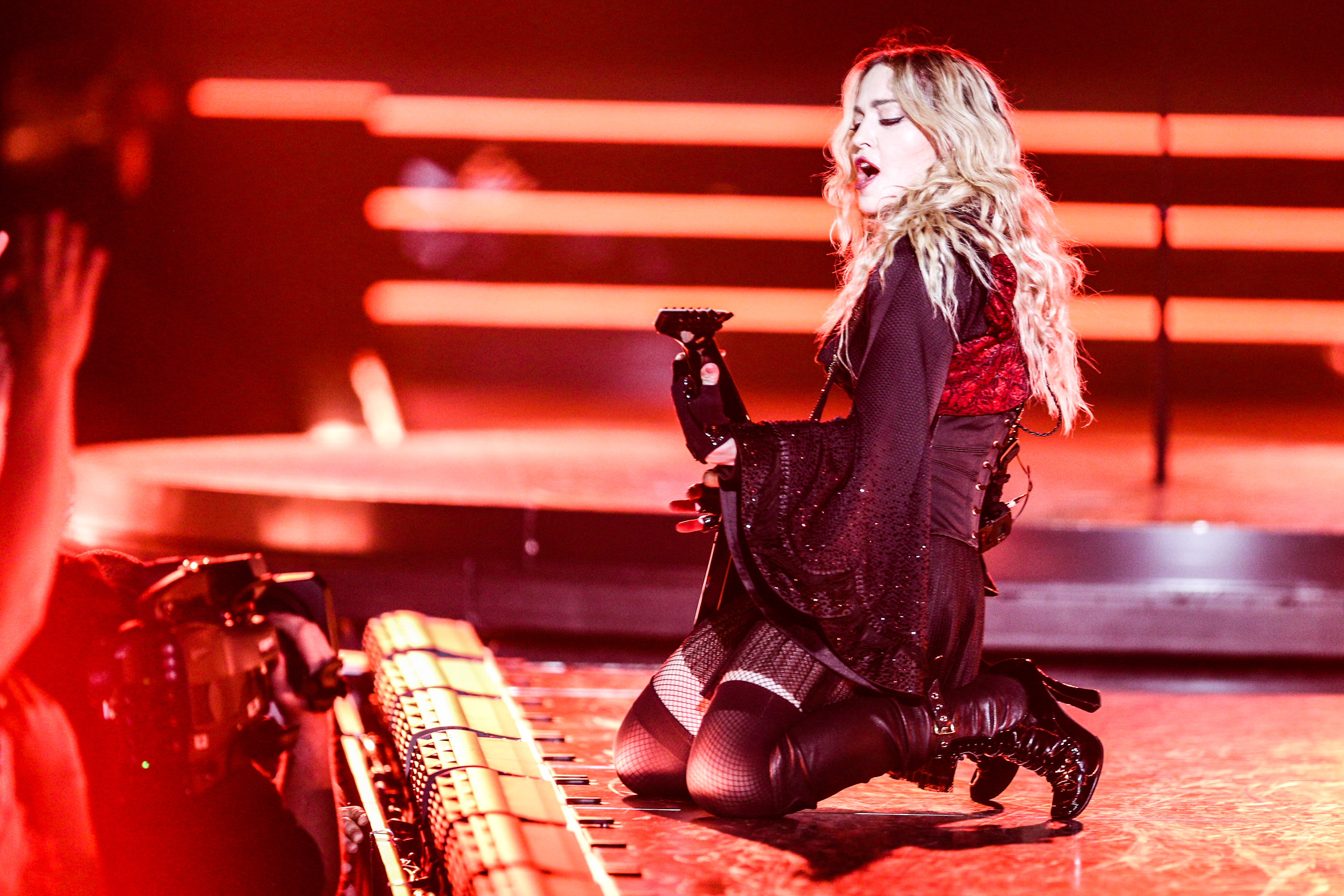 Madonna viaja constantemente realizando conciertos alrededor del mundo (Rich Fury/Invision/AP)