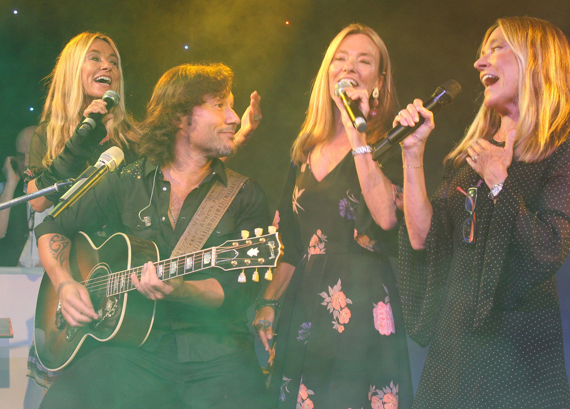 Diego Torres y Las Trillizas De Oro realizaron un show en beneficio de “Pro SALUD”, brazo solidario del Hospital Austral. La gala fue conducida por Horacio Cabak