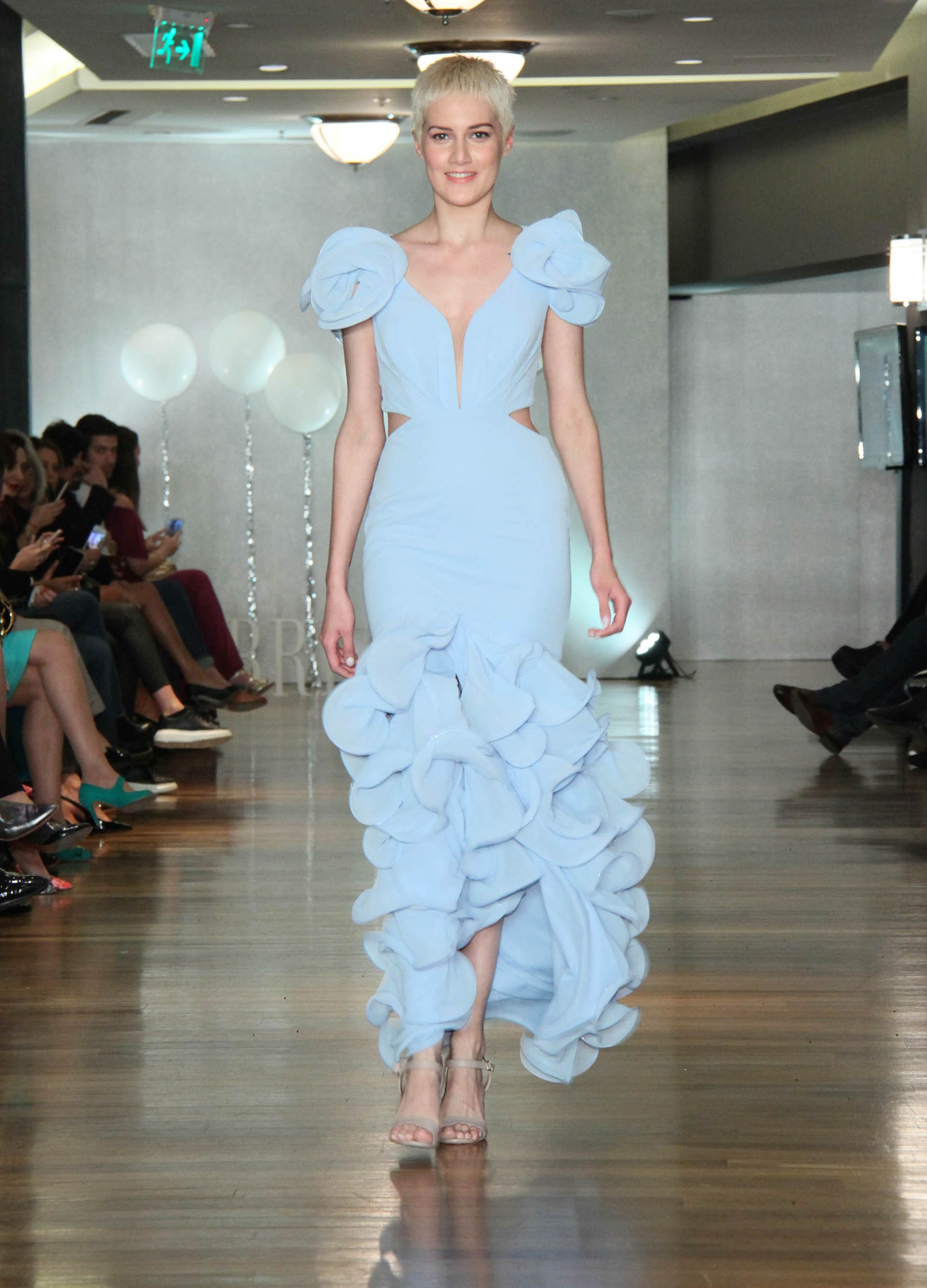 La modelo Laura Figueredo luciendo un espectacular vestido celeste pastel
