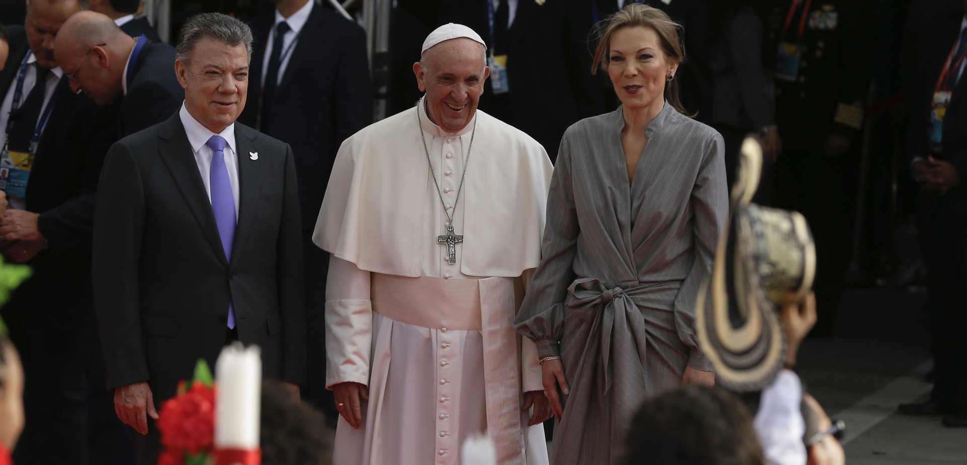 El matrimonio presidencial colombiano recibió al papa Francisco en Bogotá con un look formal. El toque de ‘poder’ fue otorgado por la corbata de Juan Manuel Santos(AP Photo/Ricardo Mazalan)