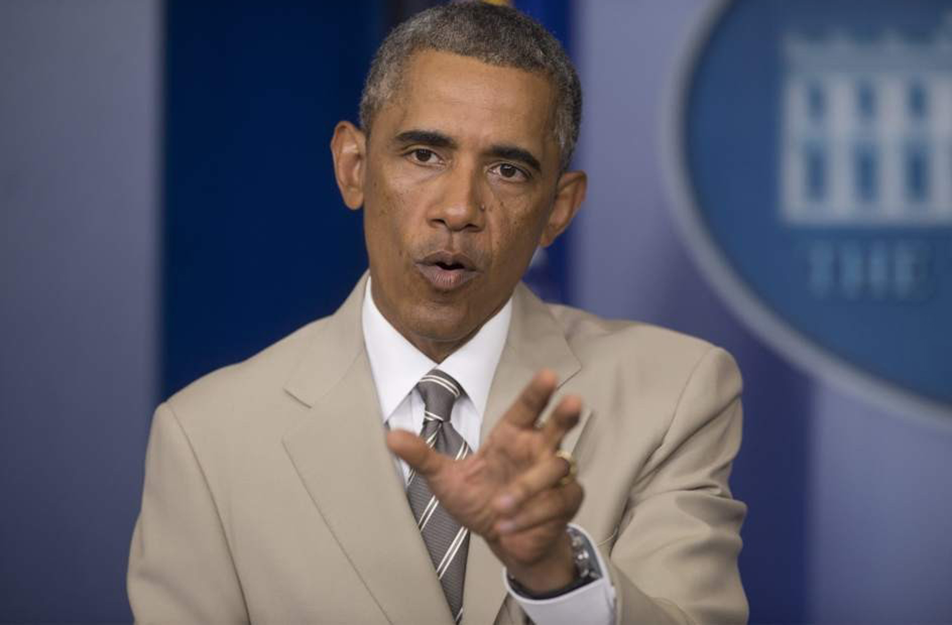 El presidente de EEUU, Barack Obama, compareció en la Casa Blanca tras sus vacaciones para hablar de temas como la amenaza yihadista y la crisis en Ucrania, pero la elección de su traje, un inusual modelo color en tonalidad arena, eclipsó su discurso