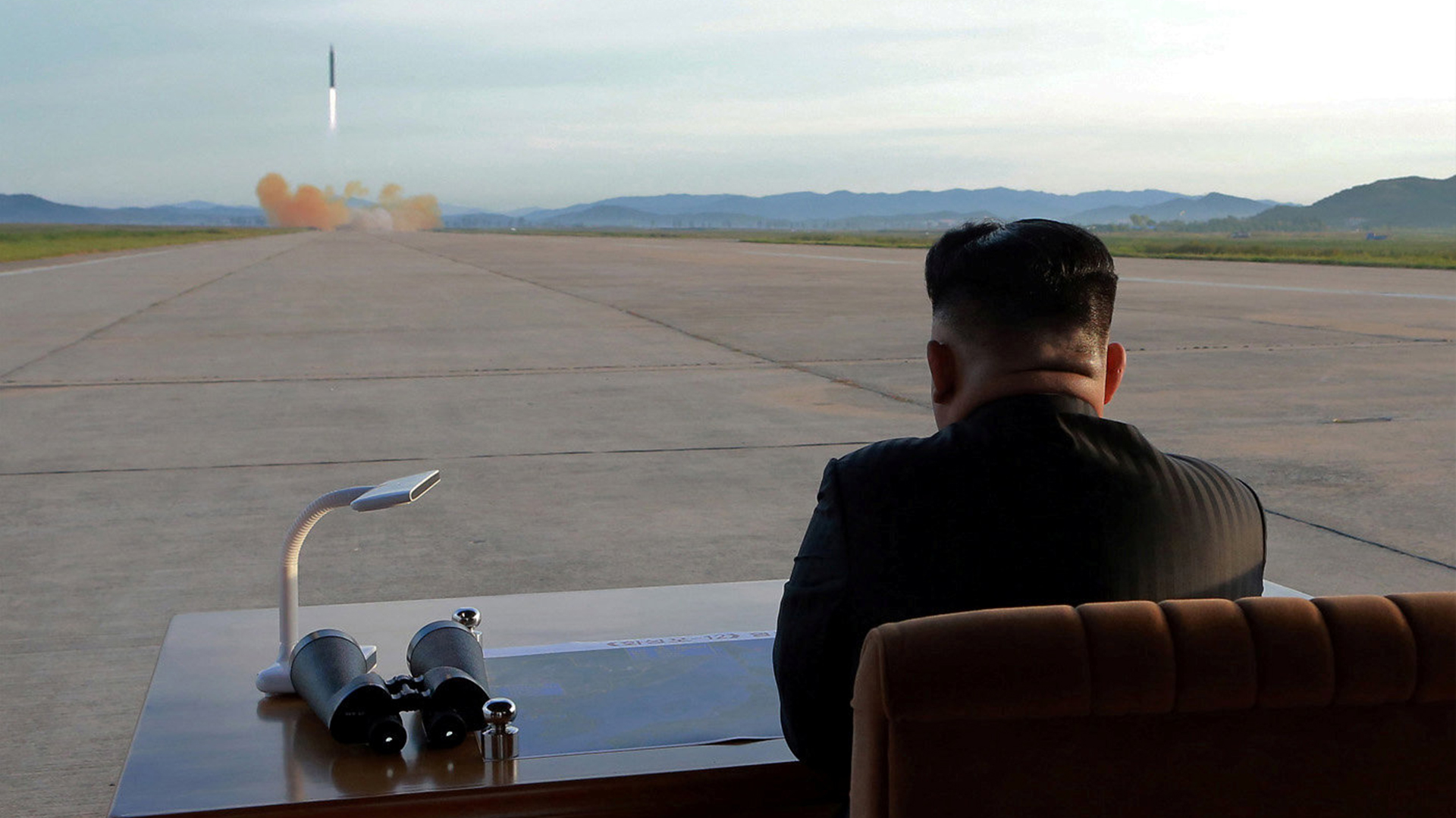 Kim Jong-un supervisando personalmente un ensayo misilístico de Corea del Norte (Reuters)
