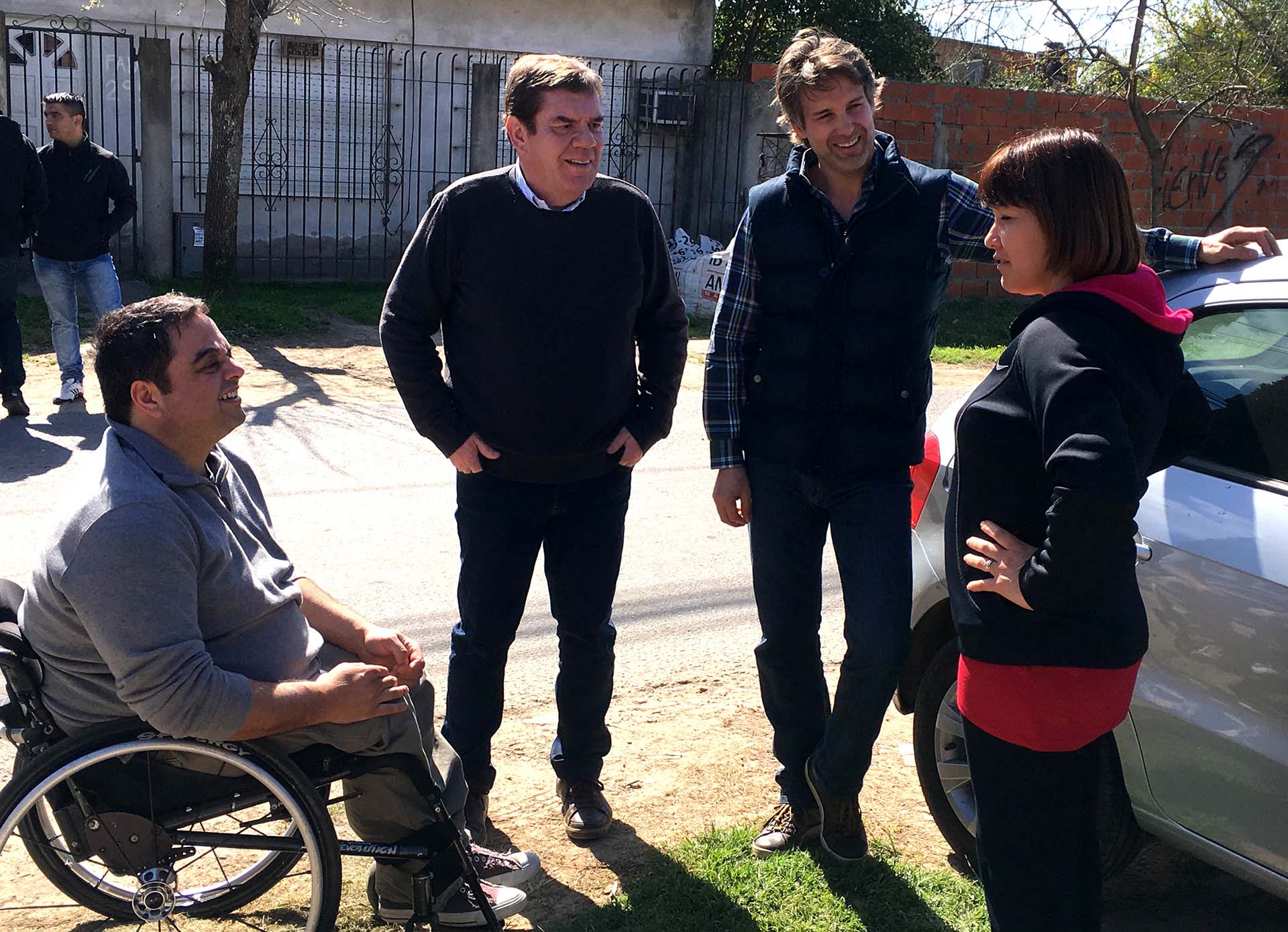 El candidato a diputado nacional por la provincia de Buenos Aires Guillermo Montenegro y el aspirante a concejal por Tigre Segundo Cernadas, junto al ministro de Trabajo de la Nación, Jorge Triaca, charlaron con vecinos de Benavídez (Tigre)