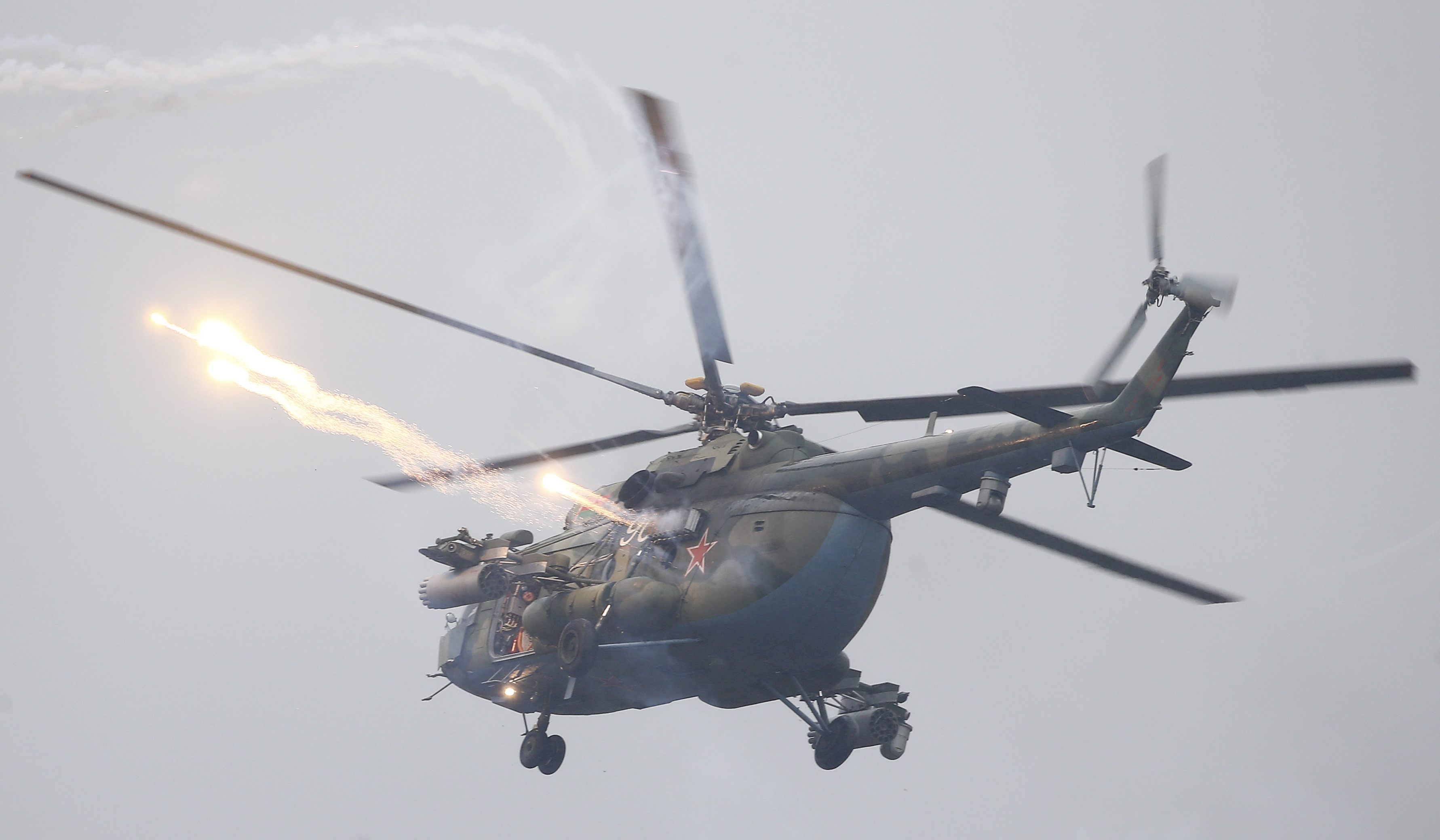 Un Mi-8 bielorruso participa de un ejercicio militar (Reuters)