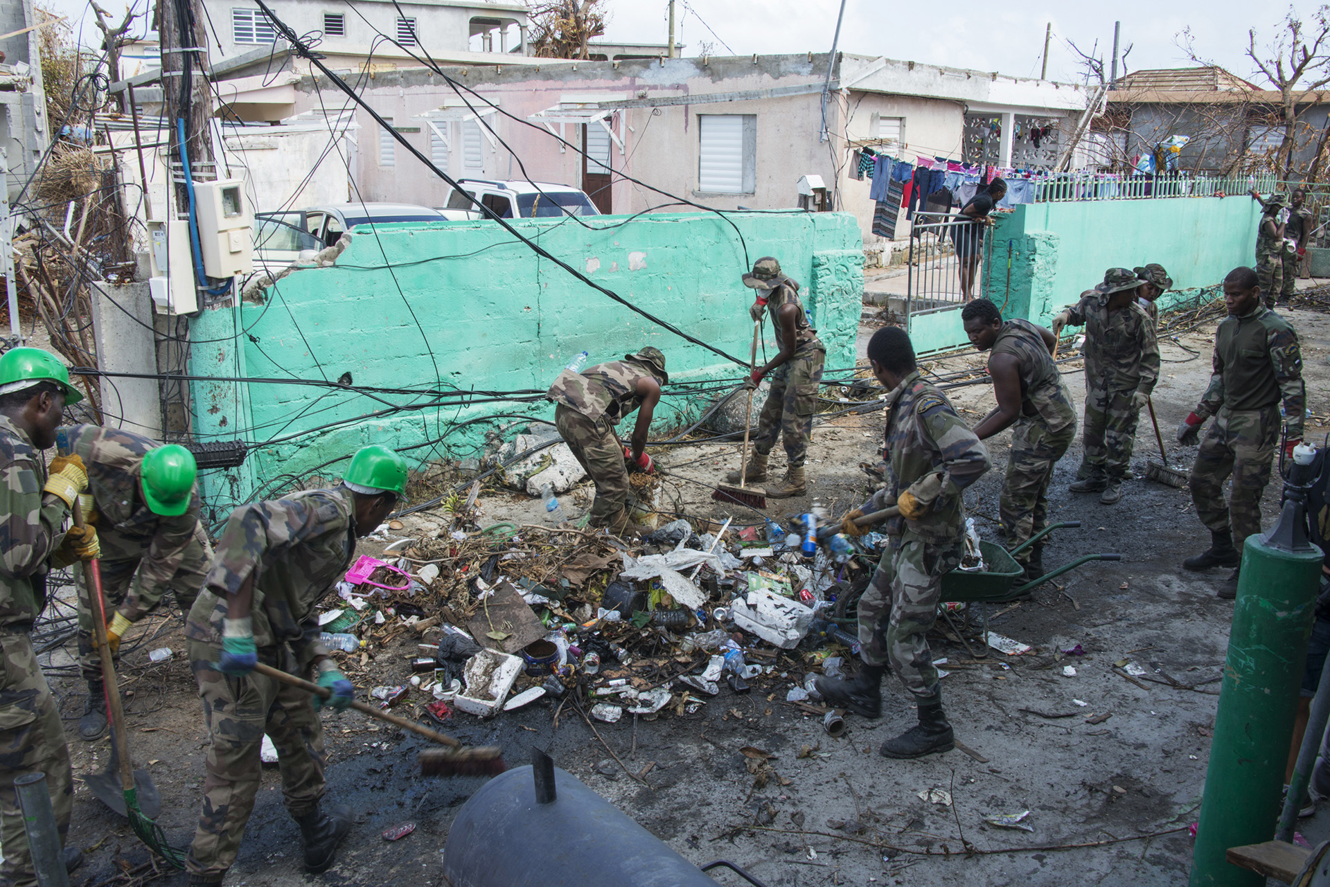 Militares de Guadalupe colaboran con las tarea de limpieza tras el paso de María, 18/09/2017