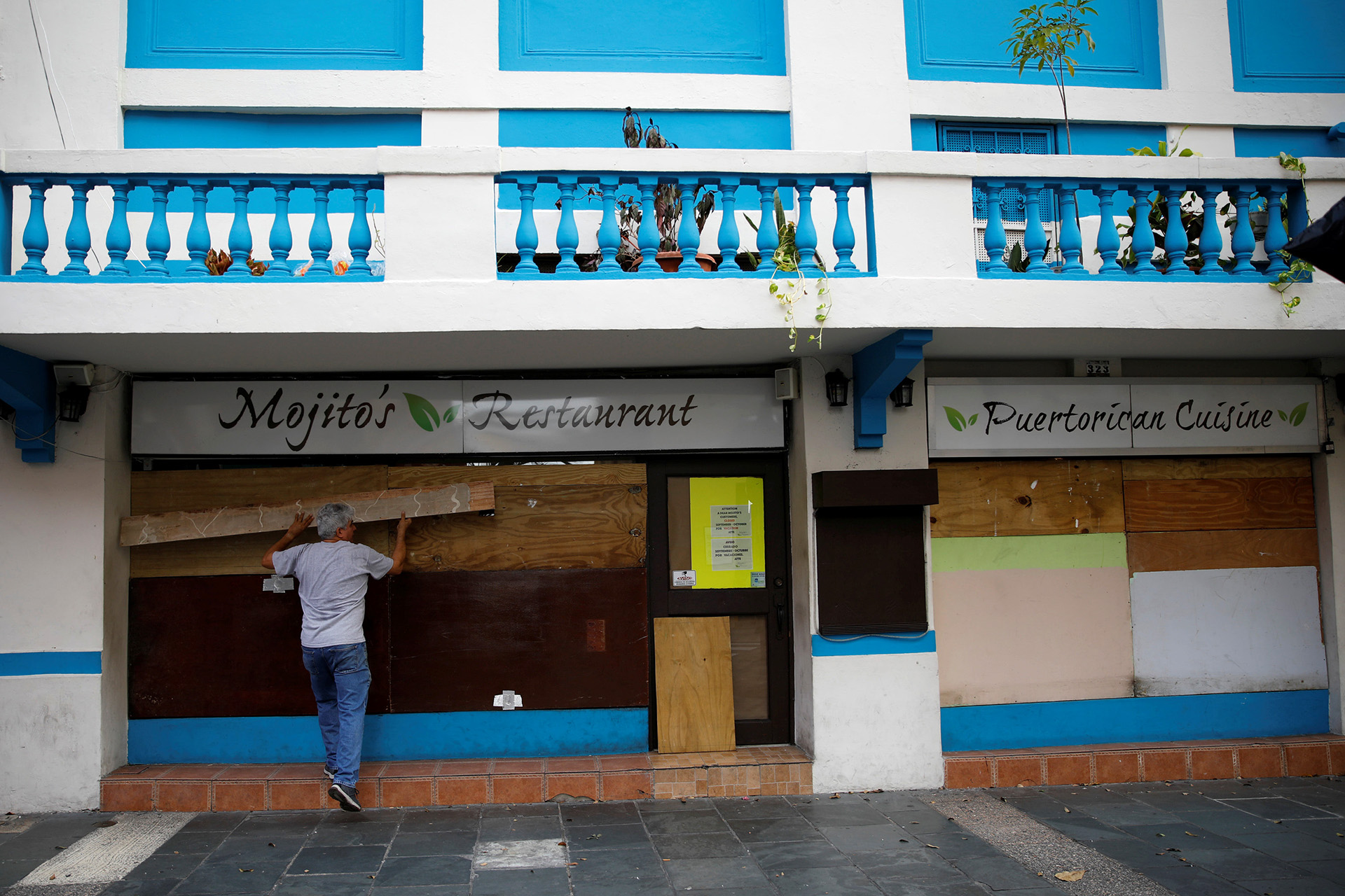 Vecinos en Puerto Rica protegieron los escaparates con tablones de madera ante la llegada de María