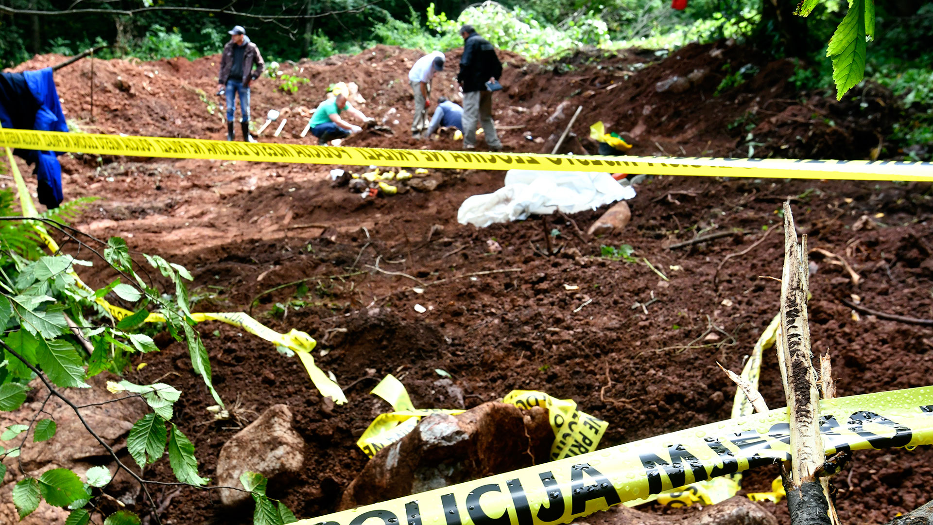 Investigadores trabajan en una fosa común con víctimas de la guerra de Bosnia hallada este año (AFP)