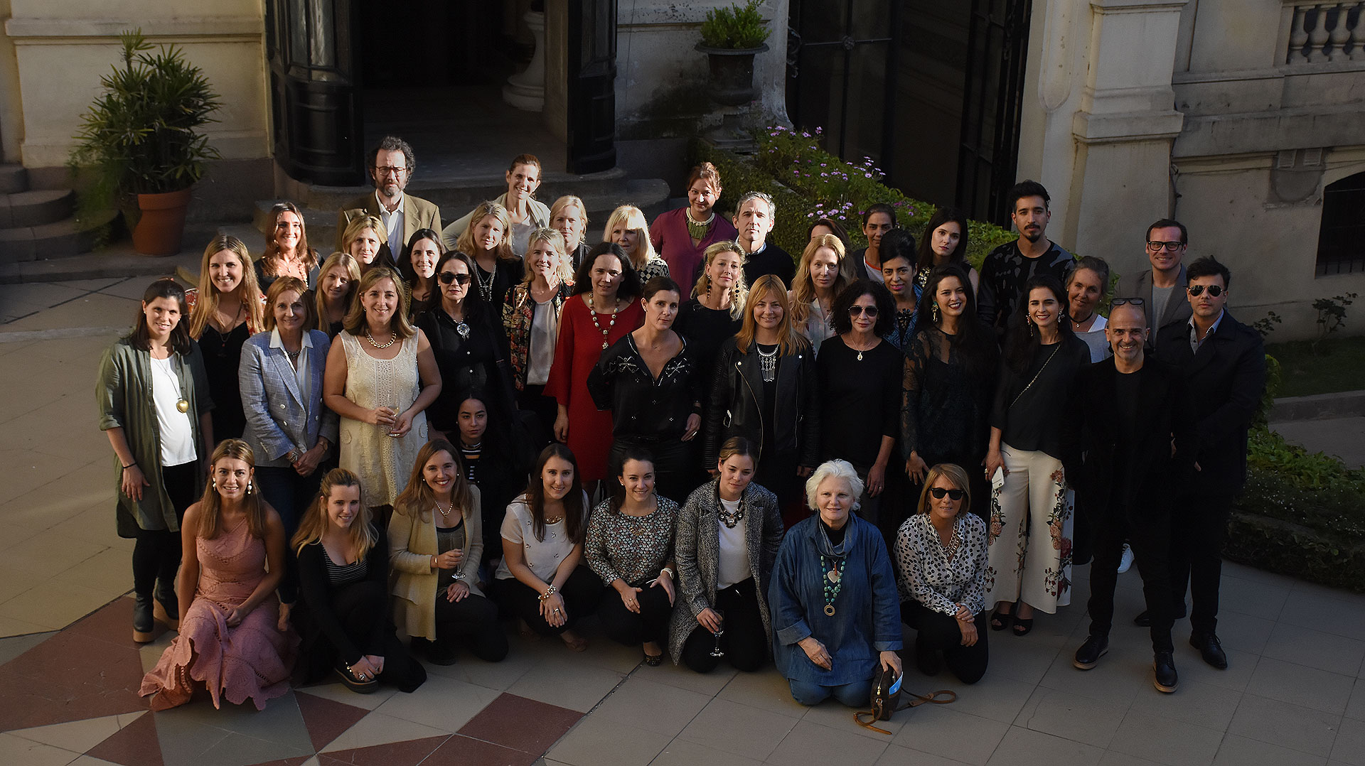 Diseñadores, ambientadores, decoradores, organizadores y directivos de COAS en el patio interno del Palacio Paz