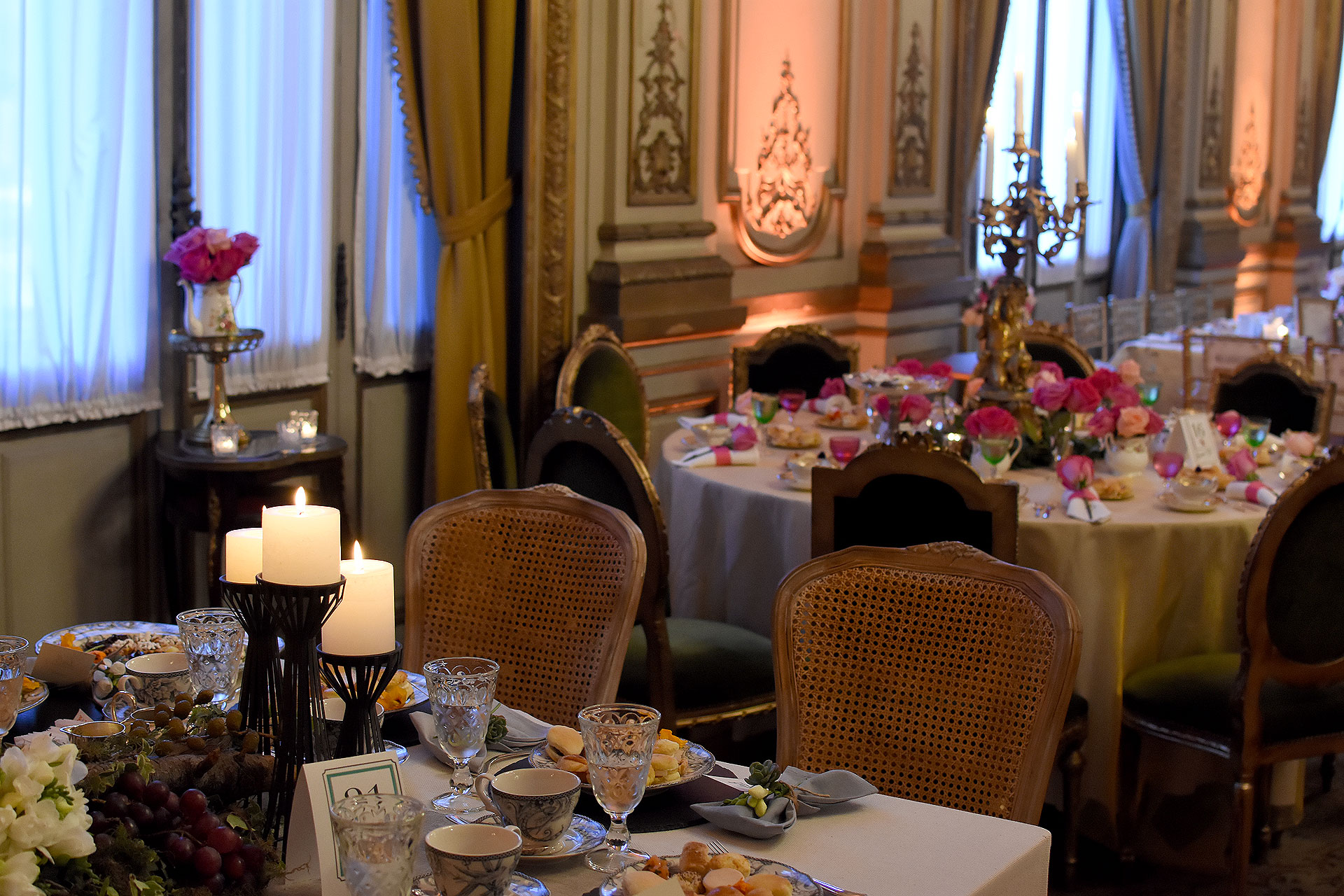 El salón de baile del Palacio Paz también fue decorado con más de 10 mesas llenas de color, velas e invitadas selectas