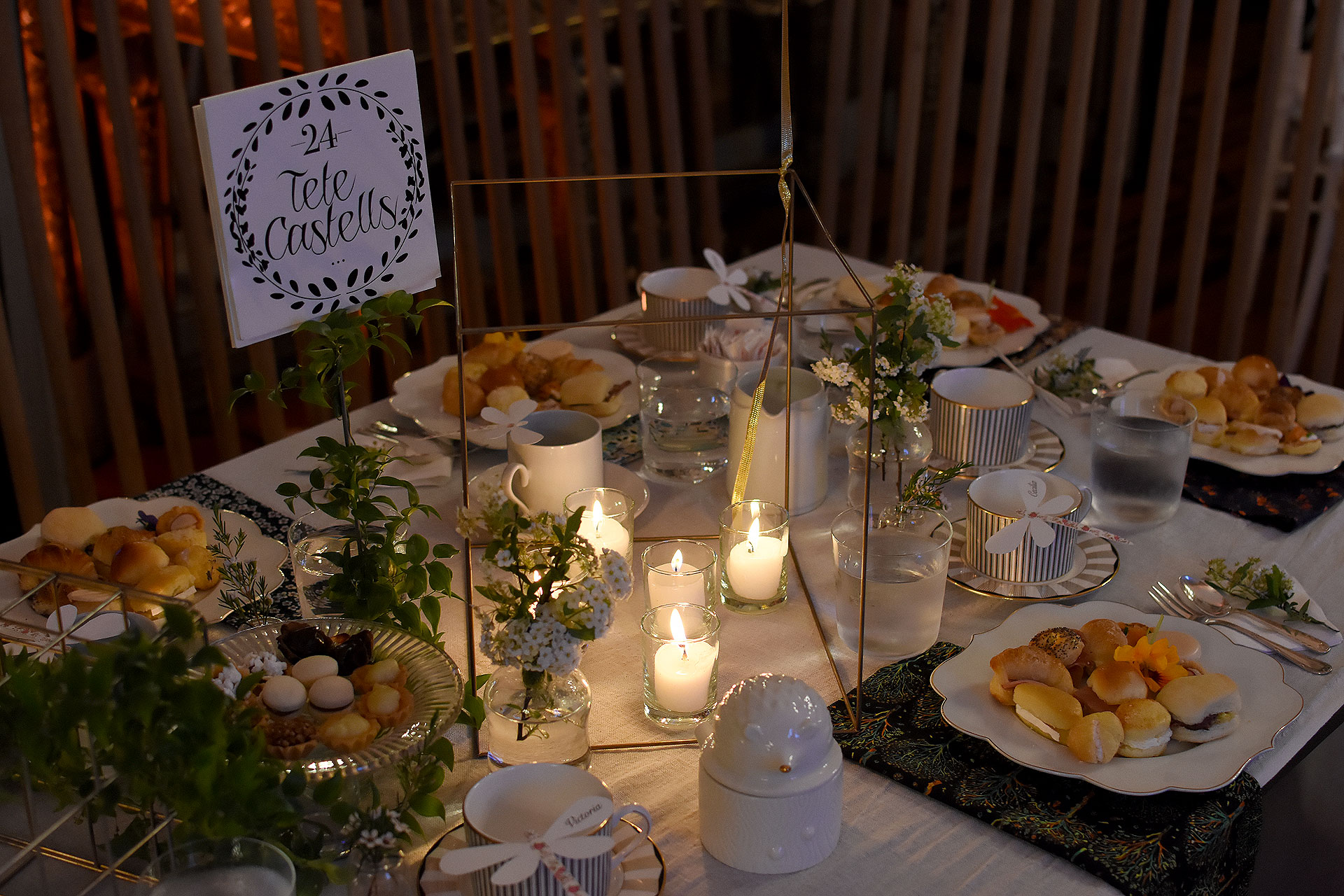 “Wedding Tea” por Tete Castells, inspirada en un té para una boda diferente, individuales con diferentes diseños acompañaron a la vajilla en forma de flor. En los centros de mesa, cubos dorados con flores y velas blancas