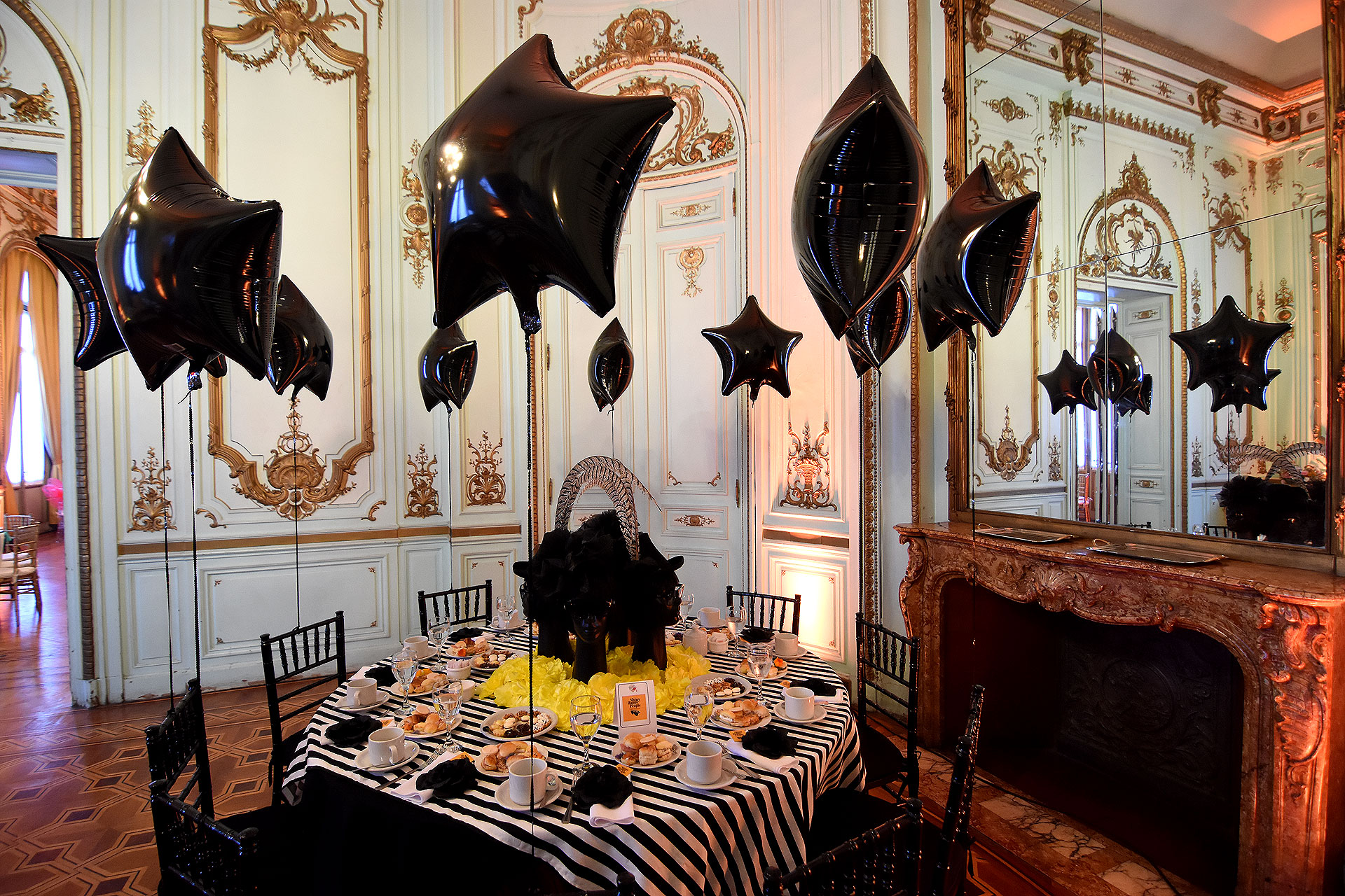 “Shiny Happy People” by Party supplies. Blanco, negro y rayas con globos en formas de estrellas, cabezas con pelucas y gafas negras. Las sillas Tiffany elegidas también fueron en negro