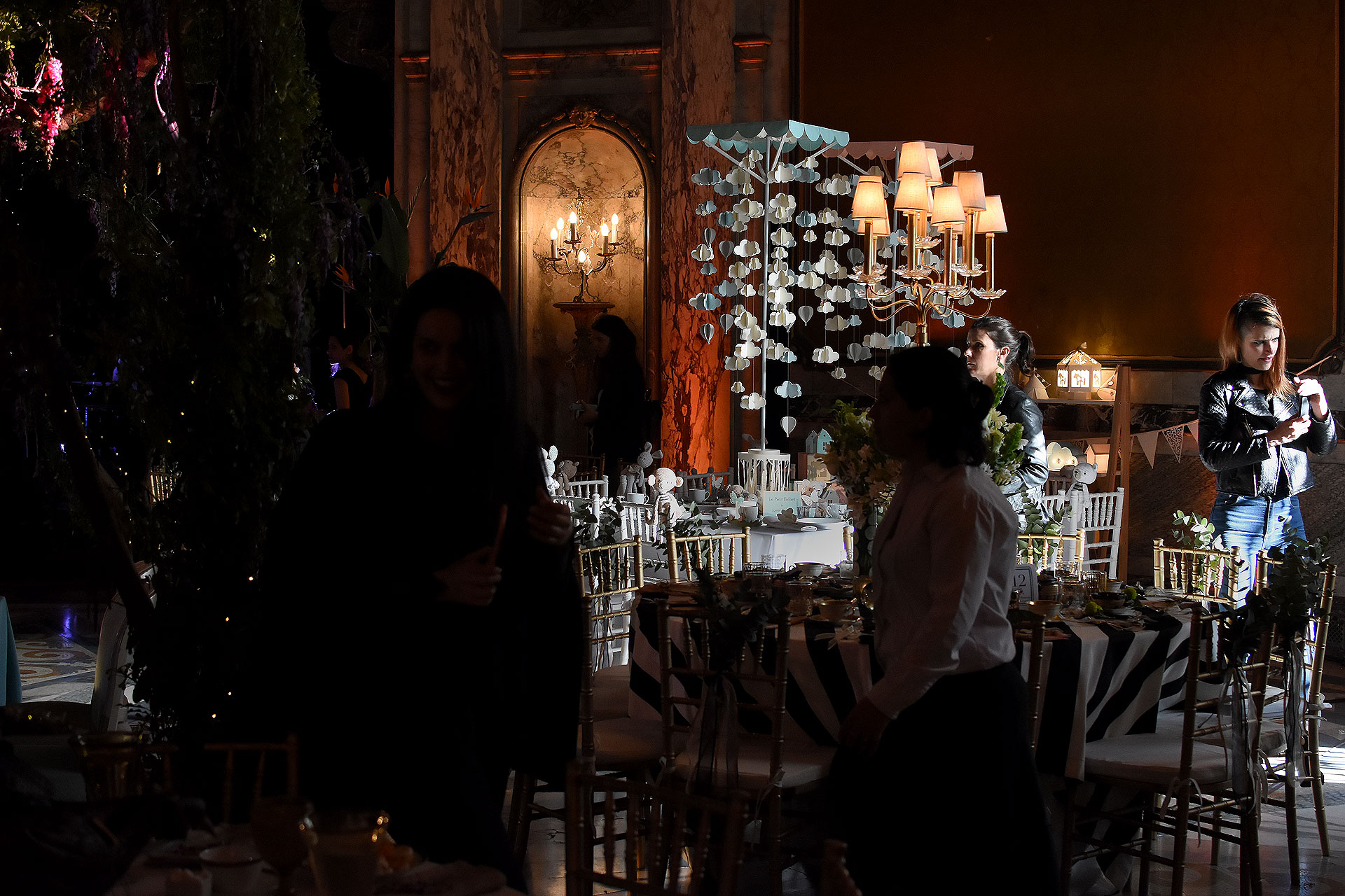 El Gran Hall de Honor del Palacio Paz estuvo decorado con mesas de puro diseño y magia a beneficio