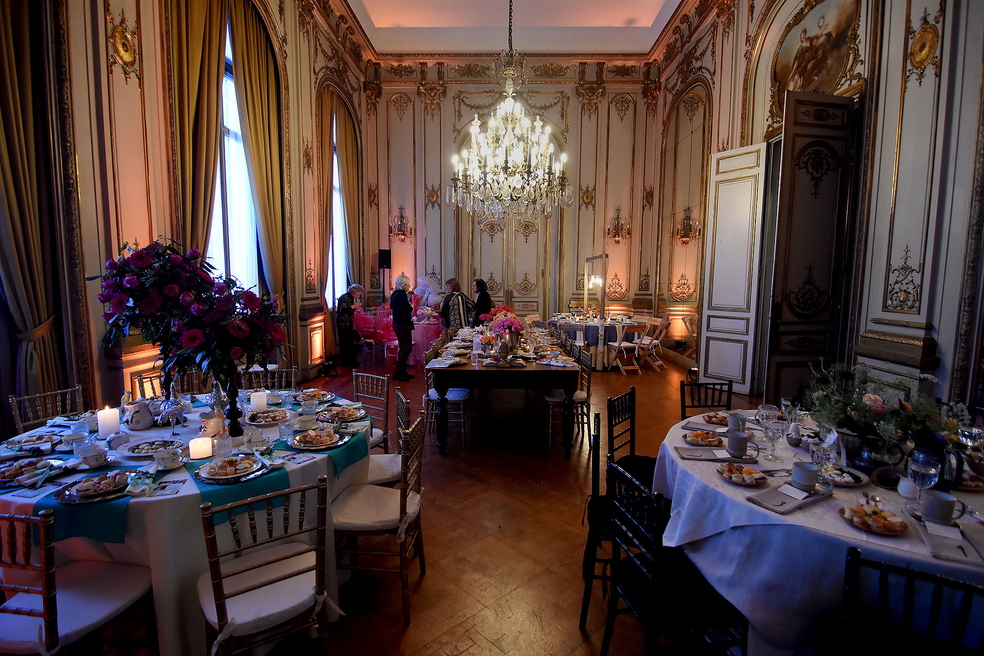 En el salón de baile del Palacio Paz se ubicaron algunas de las mesas decoradas por los ambientadores y diseñadores