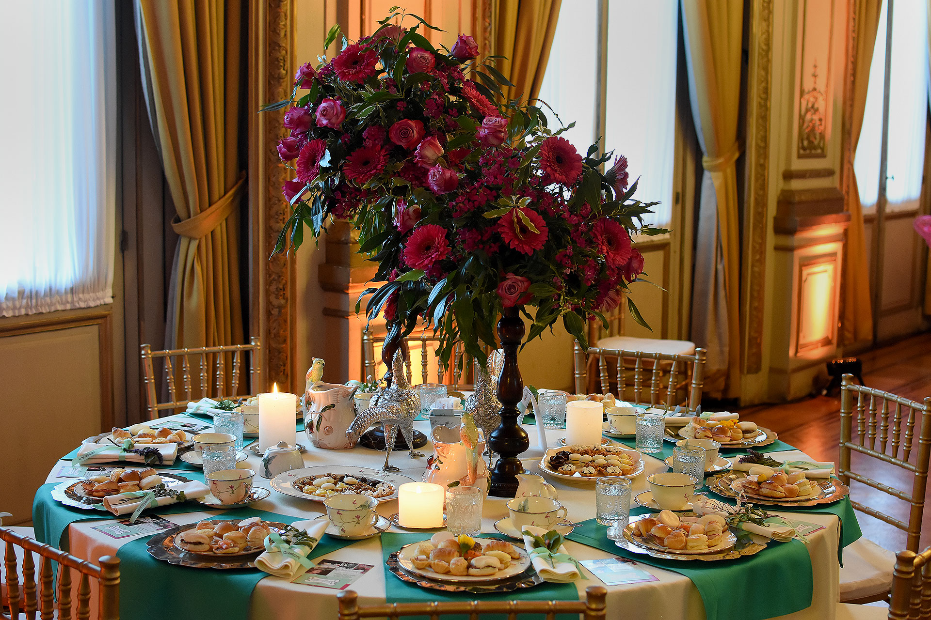 “Con sabor a hierbas”. Turquesa, alegrías del hogar, rosas y gerberas fucsias junto a racimos de lavanda en las servilletas. Sillas Tiffany en blanco y dorado. En el centro, imágenes de animales en plata