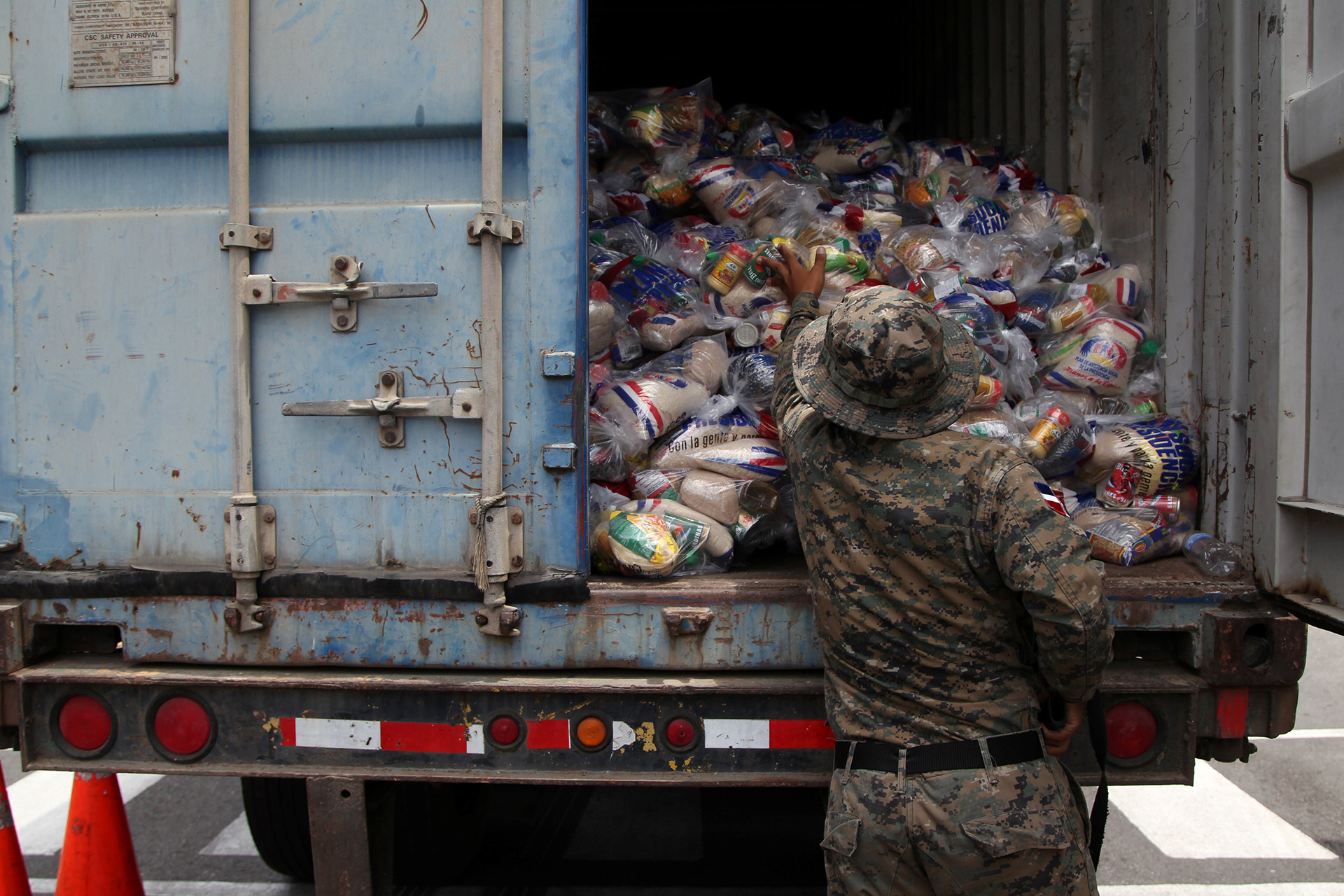 Un militar organiza las raciones de comida, mientras se preparaban para recibir a María en Santo Domingo, República Dominicana (Reuters)
