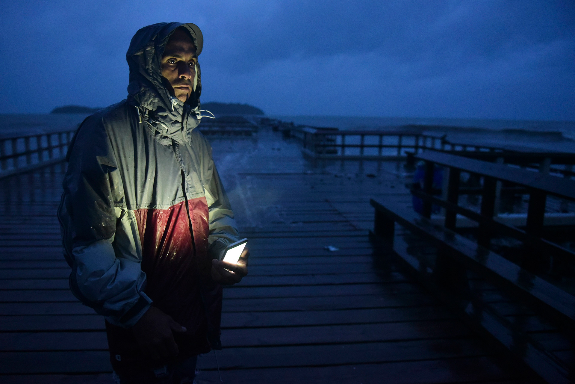 Un hombre espera la llegada de María en Punta Santiago, Puerto Rico (AP)