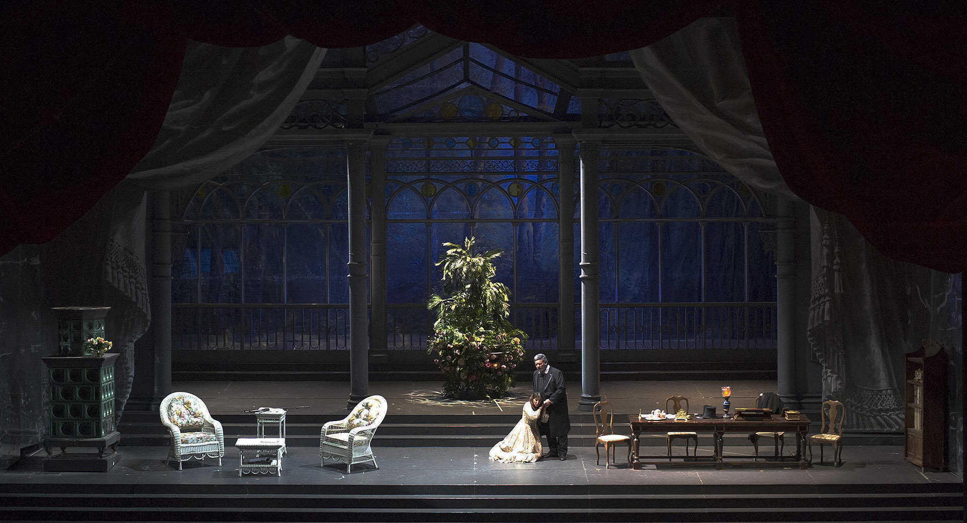 Bajo la dirección de escena y diseño escenográfico de la leyenda viva de la cinematografía italiana (Romeo y Julieta, Jesús de Nazareth y Té con Musollini, entre otras), esta producción de Franco Zeffirelli desembarcó en el Teatro Colón para desplegar toda la belleza visual junto a un gran talento de voces internacionales y nacionales, que acompañan este título inolvidable en la temporada lírica 2017