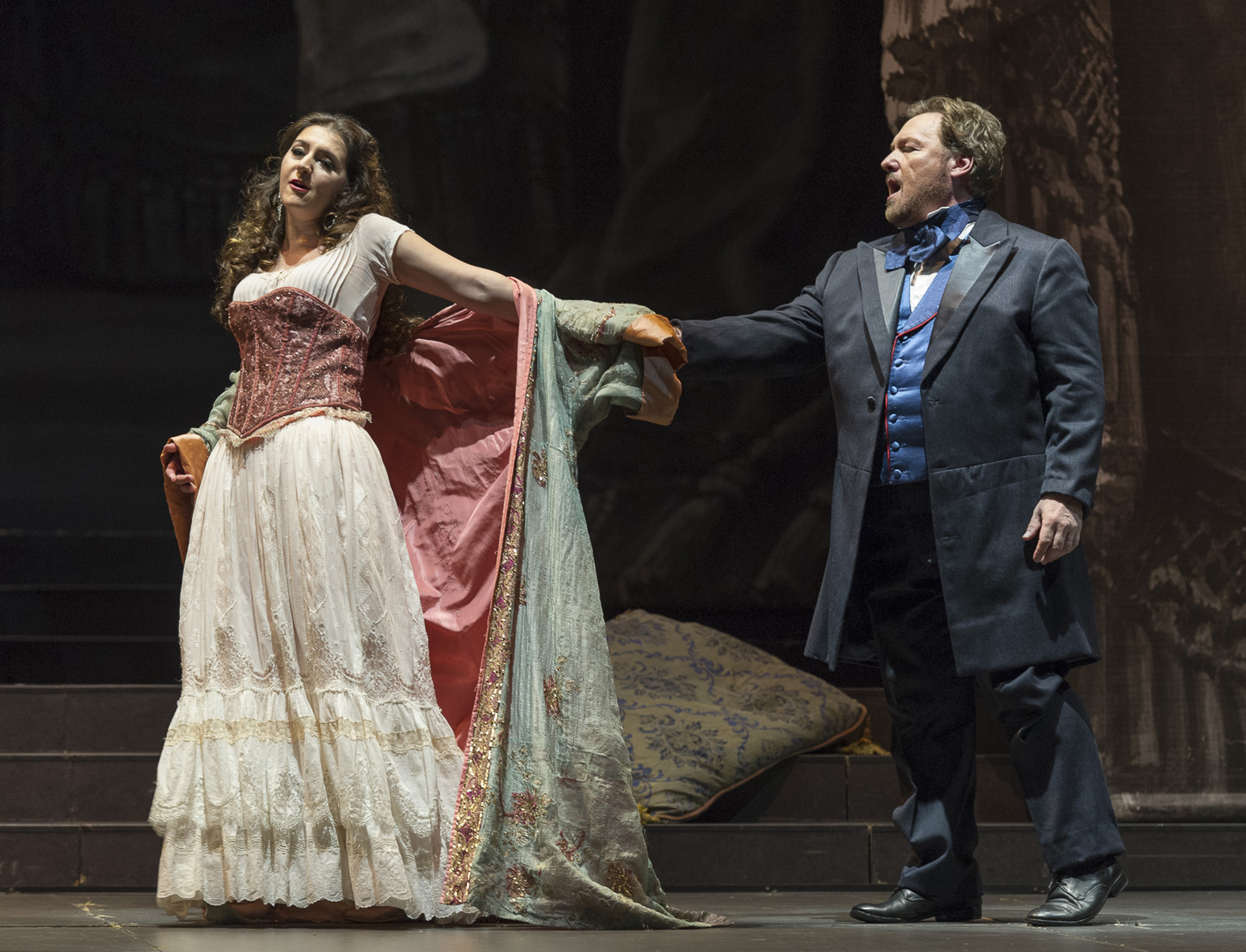 Con música de Giuseppe Verdi y libreto de Francesco Maria Piave basado en La dama de las camelias, de Alexandre Dumas (H), esta producción cuenta con la dirección musical del maestro Evelino Pidò, la reposición escénica del maestro y colaborador Stefano Trespidi, y la participación como escenógrafo repositor de Andrea Miglio