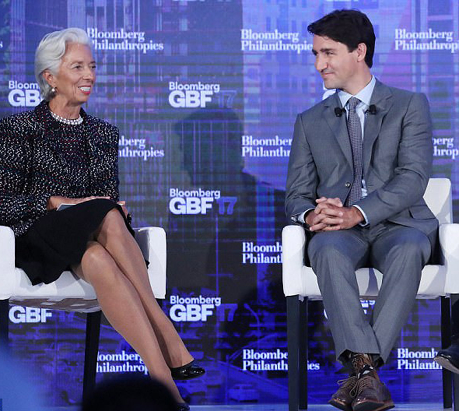 Justin Trudeau con traje formal y medias de Chewbacca en una reunión con Christine Lagarde en Davos