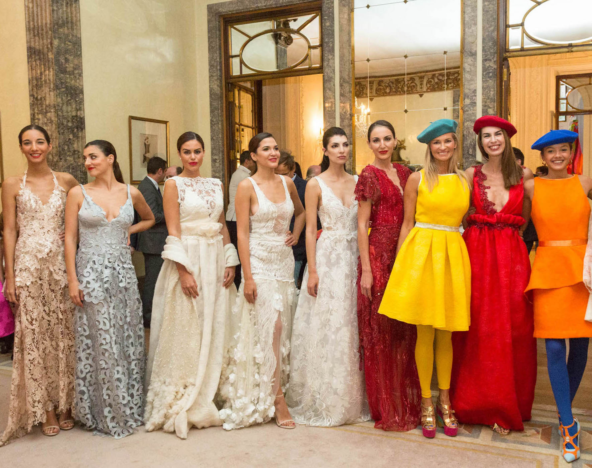 Las modelos que participaron del desfile en la embajada argentina