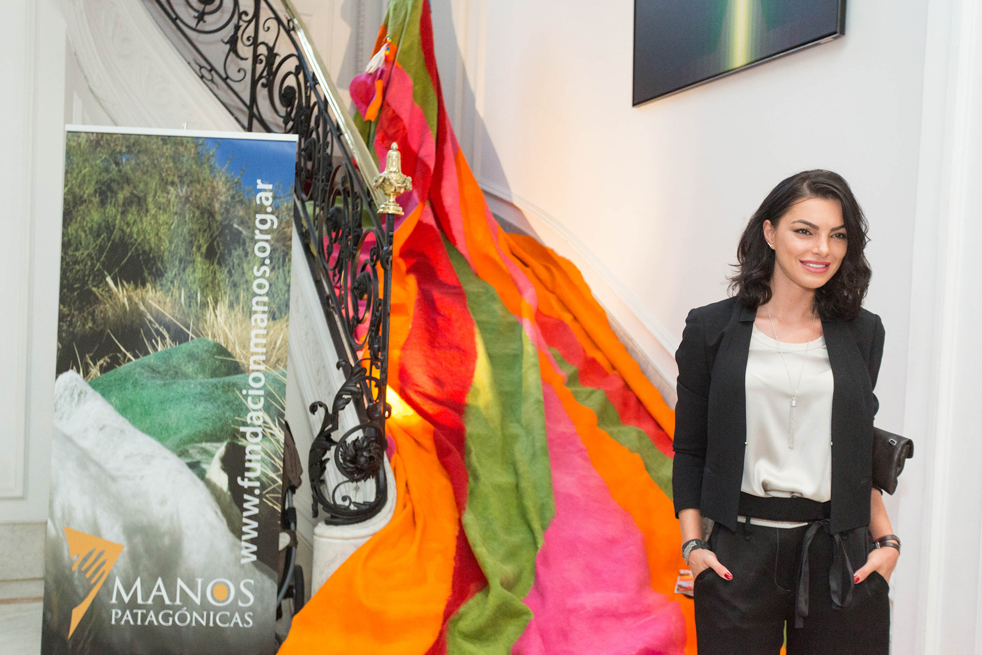 Una de las modelos posa con el paño emblema de la Fundación