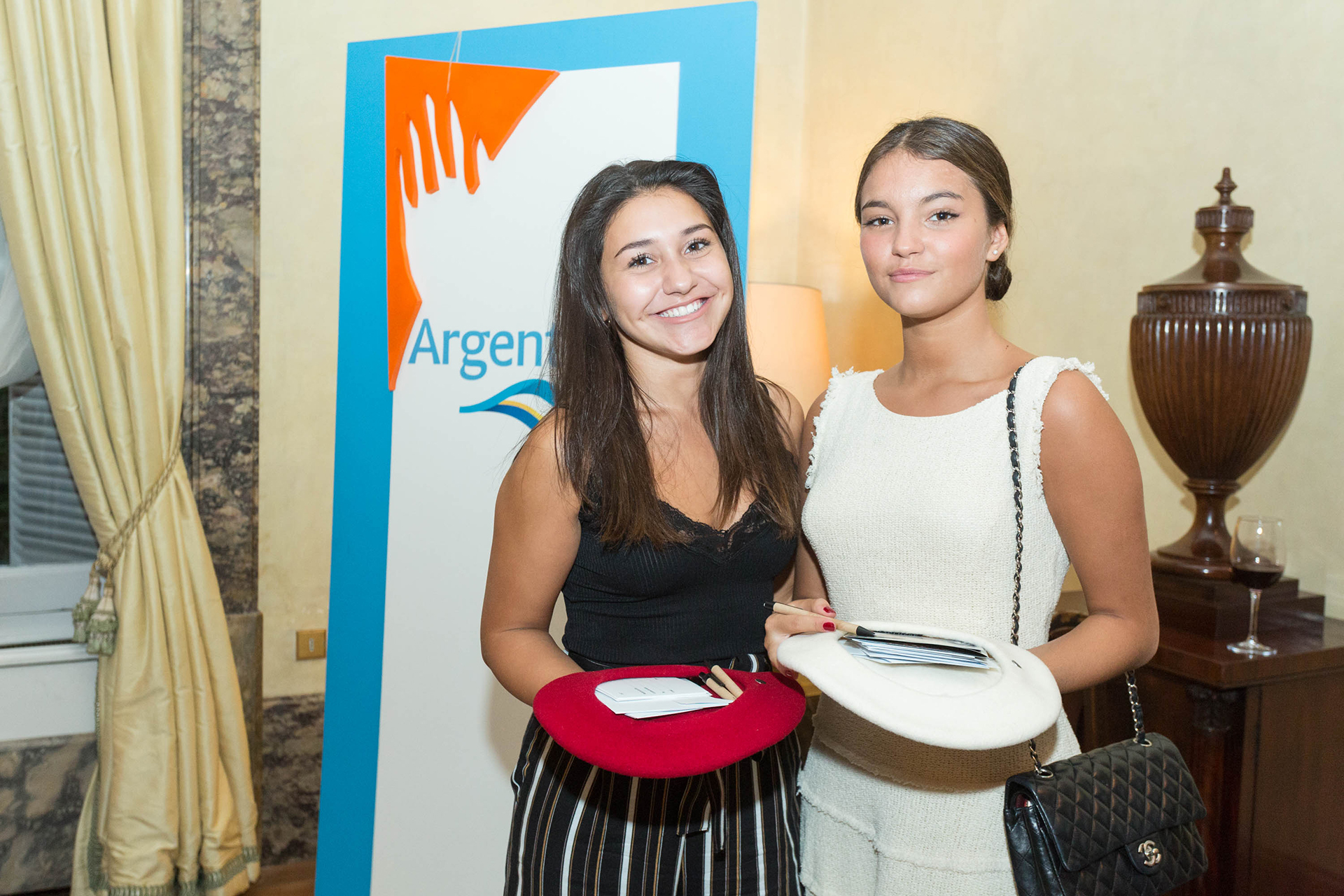 Las jóvenes que colaboraron con la Fundación, recaudando los números de la rifa