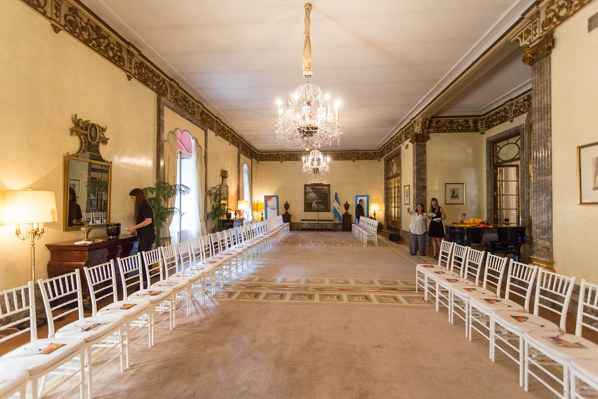 La embajada argentina en España abrió sus puertas para la presentación de la Fundación Manos Patagónicas, una entidad admirada por el valor de su obra ya que, a través del trabajo de lana merino (recurso natural de la Patagonia) se la convierte en fieltro, una herramienta de transformación humana que genera bienestar socio-económico a personas en situación de vulnerabilidad