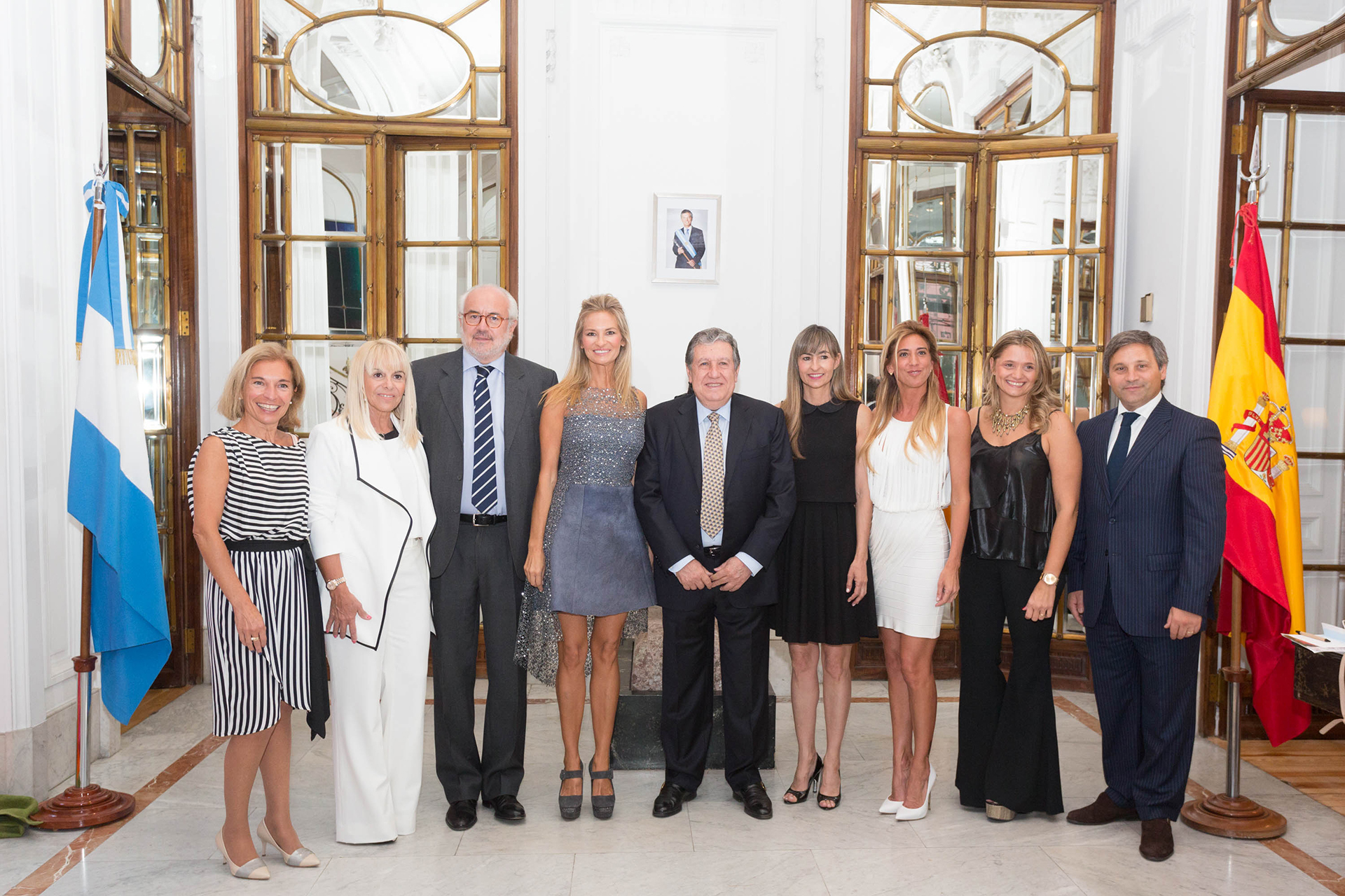 La cónsul general Moira Wilkinson junto a Claudia Villafañe, Eduardo Michel -ministro consejero de la embajada- Lily Sciorra, el embajador Ramón Puerta, Paula Botto, la diseñadora Ivana Picallo, y los diplomáticos Natalia Parrilli y Sebastián Laino