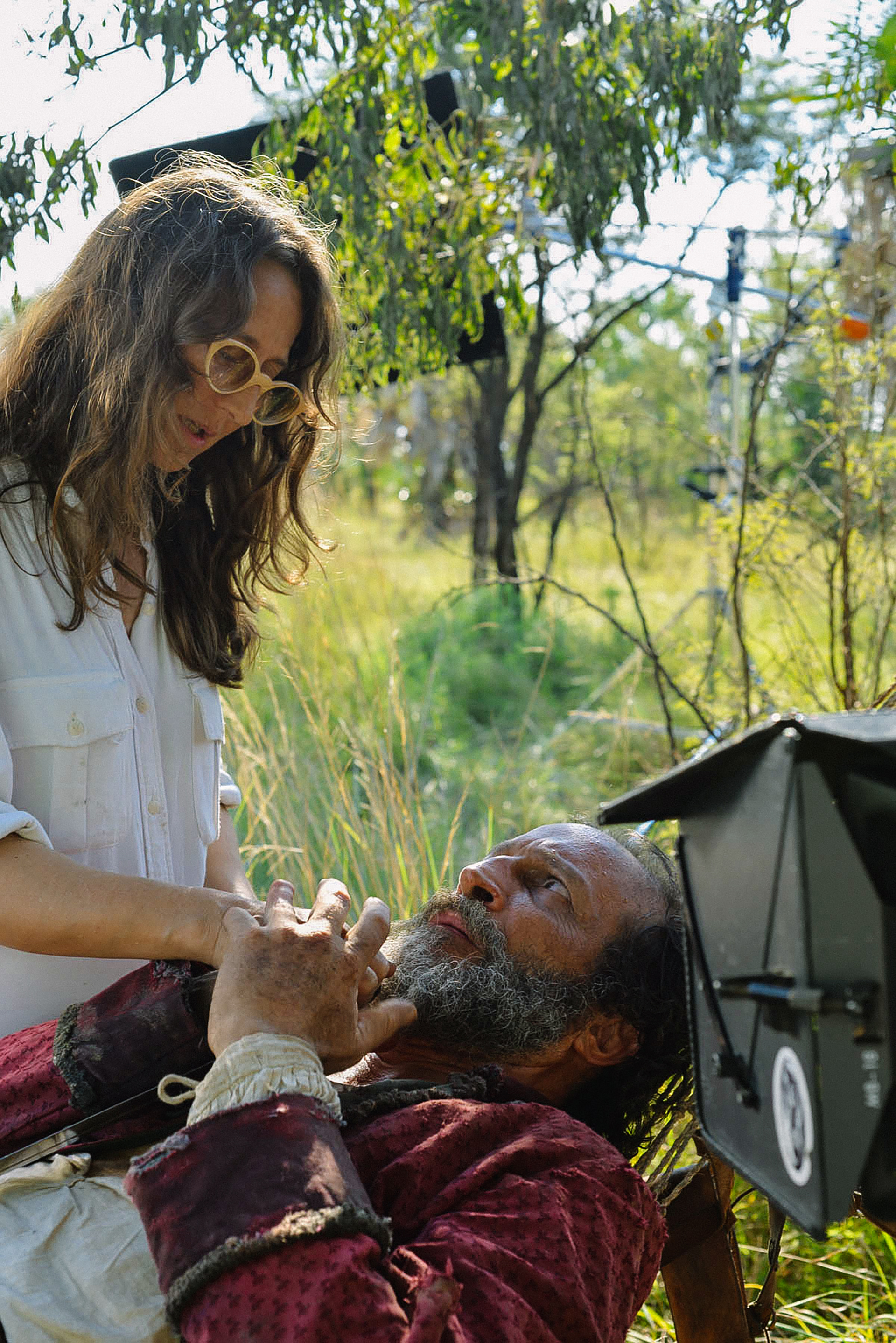 Martel, durante la filmación, dándole instrucciones al protagonista de “Zama”, el actor hispano mexicano Daniel Giménez Cacho