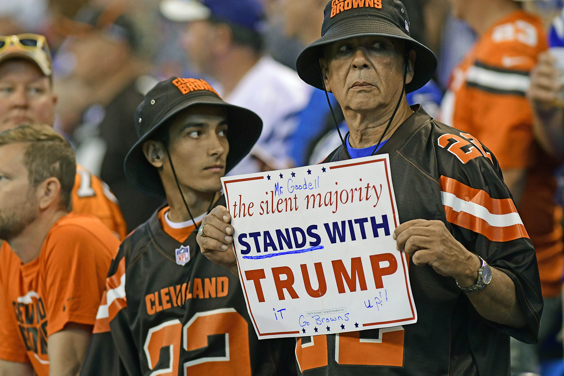Los aficionados de Cleveland Browns durante su juego contra los Indianapolis Colts en Lucas Oil Stadium
