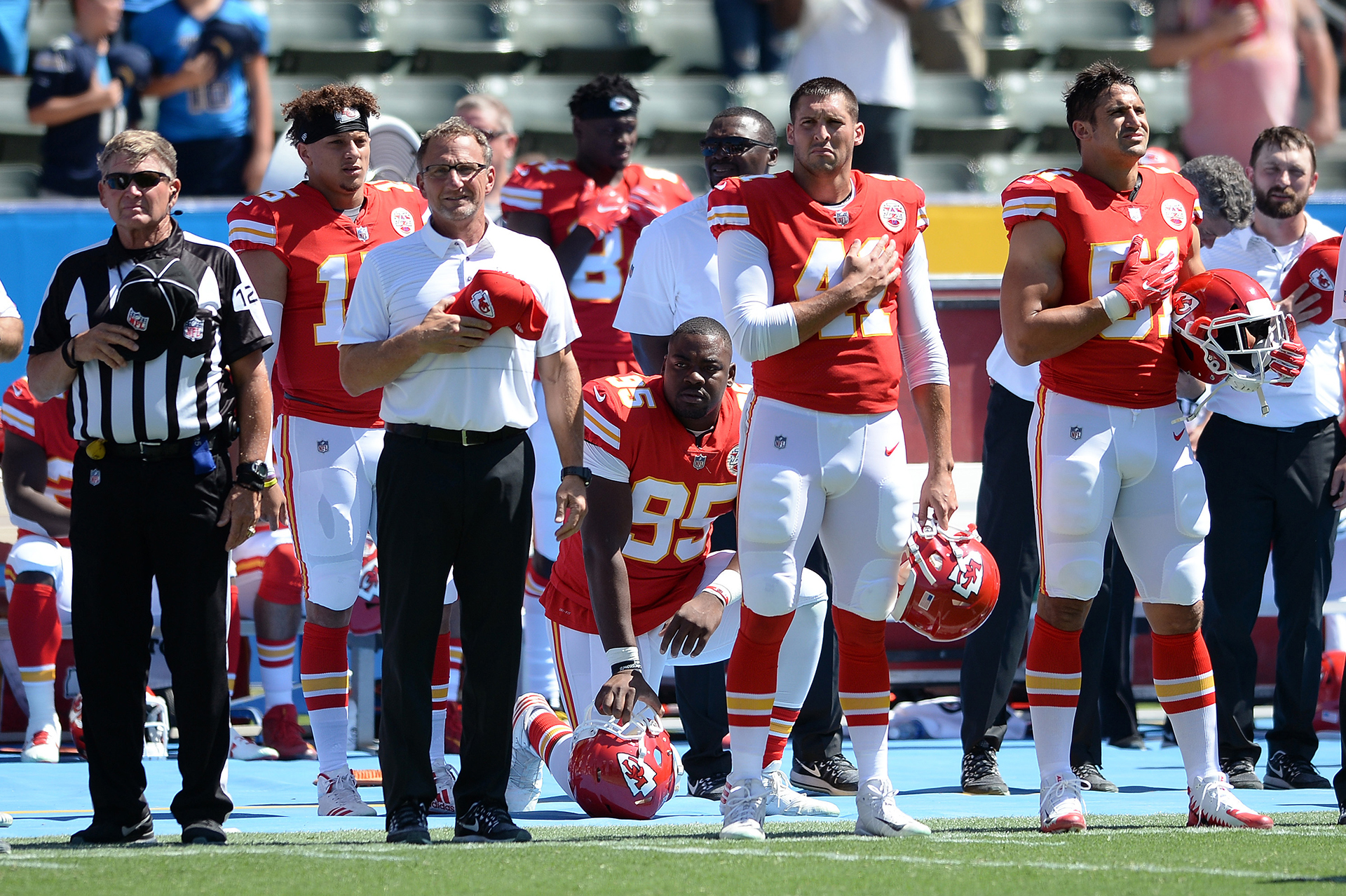 El extremo defensivo de Kansas City Chiefs Chris Jones (95) se arrodilla en protesta durante el himno nacional antes del partido contra los Chargers de Los Ángeles en el Centro StubHub.