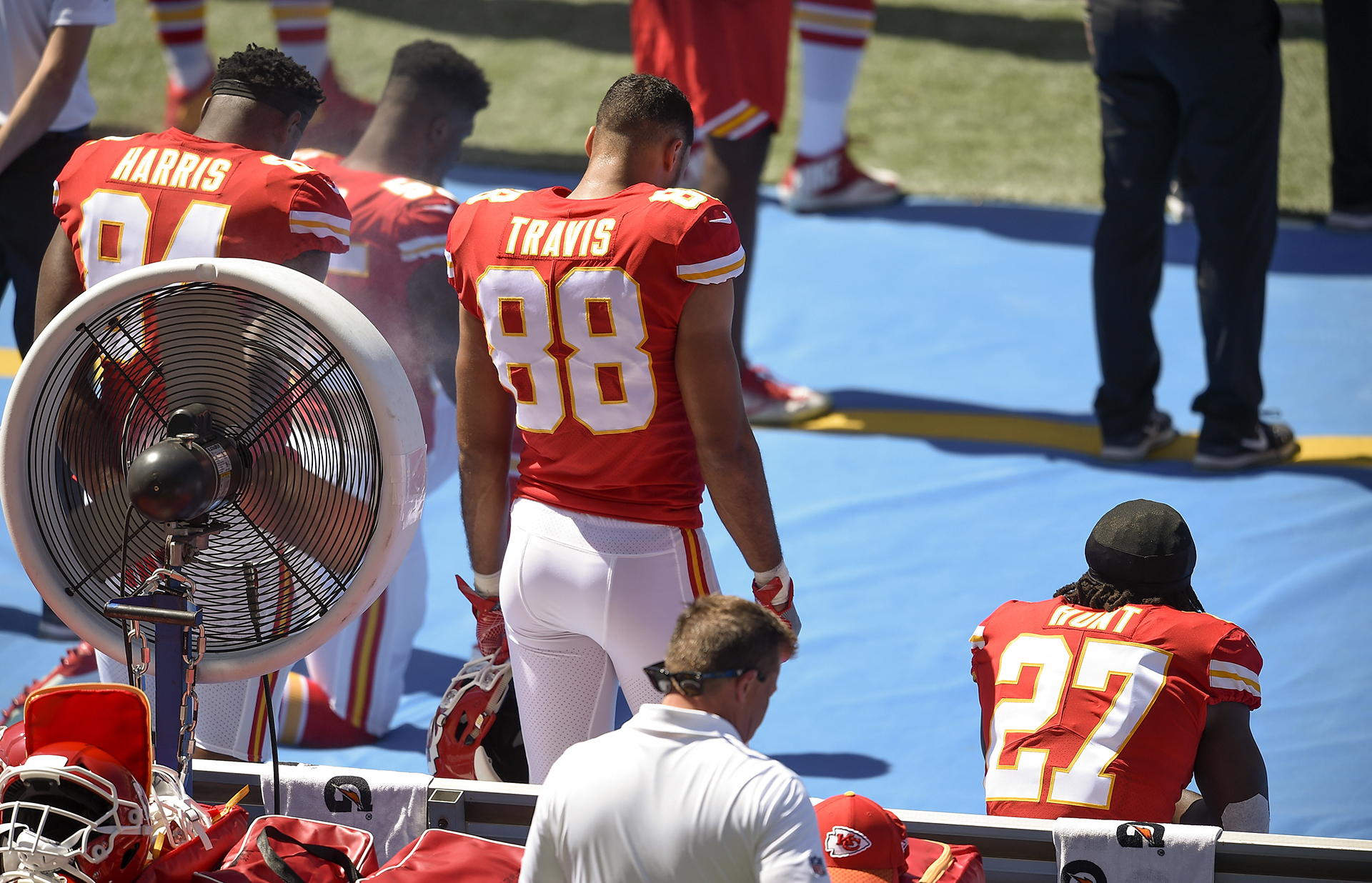 El corredor Kareem Hunt (27) de los Kansas City Chiefs, se sienta durante el Himno Nacional antes del partido contra los Chargers de Los Ángeles en el Centro StubHub.