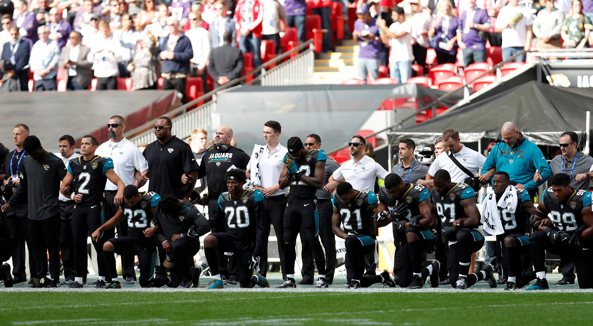 Jugadores de los Jaguares de Jacksonville se arrodillan durante el himno nacional de Estados Unidos antes del partido