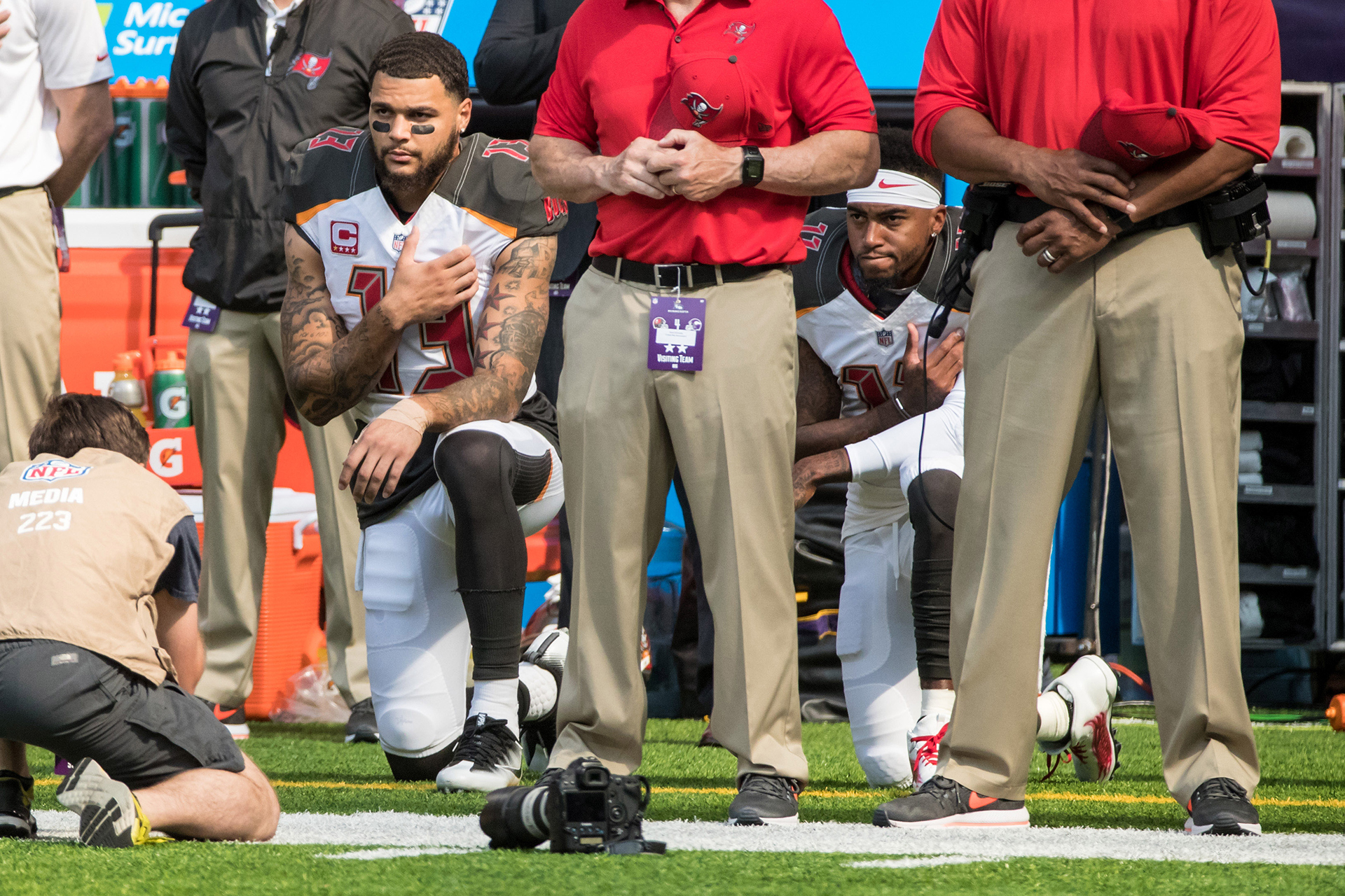 Los receptores de Tampa Bay Buccaneers Mike Evans (13) y Deee Jackson (11) se arrodillan durante el himno nacional antes del partido contra los Minnesota Vikings en el U.S Bank Stadium
