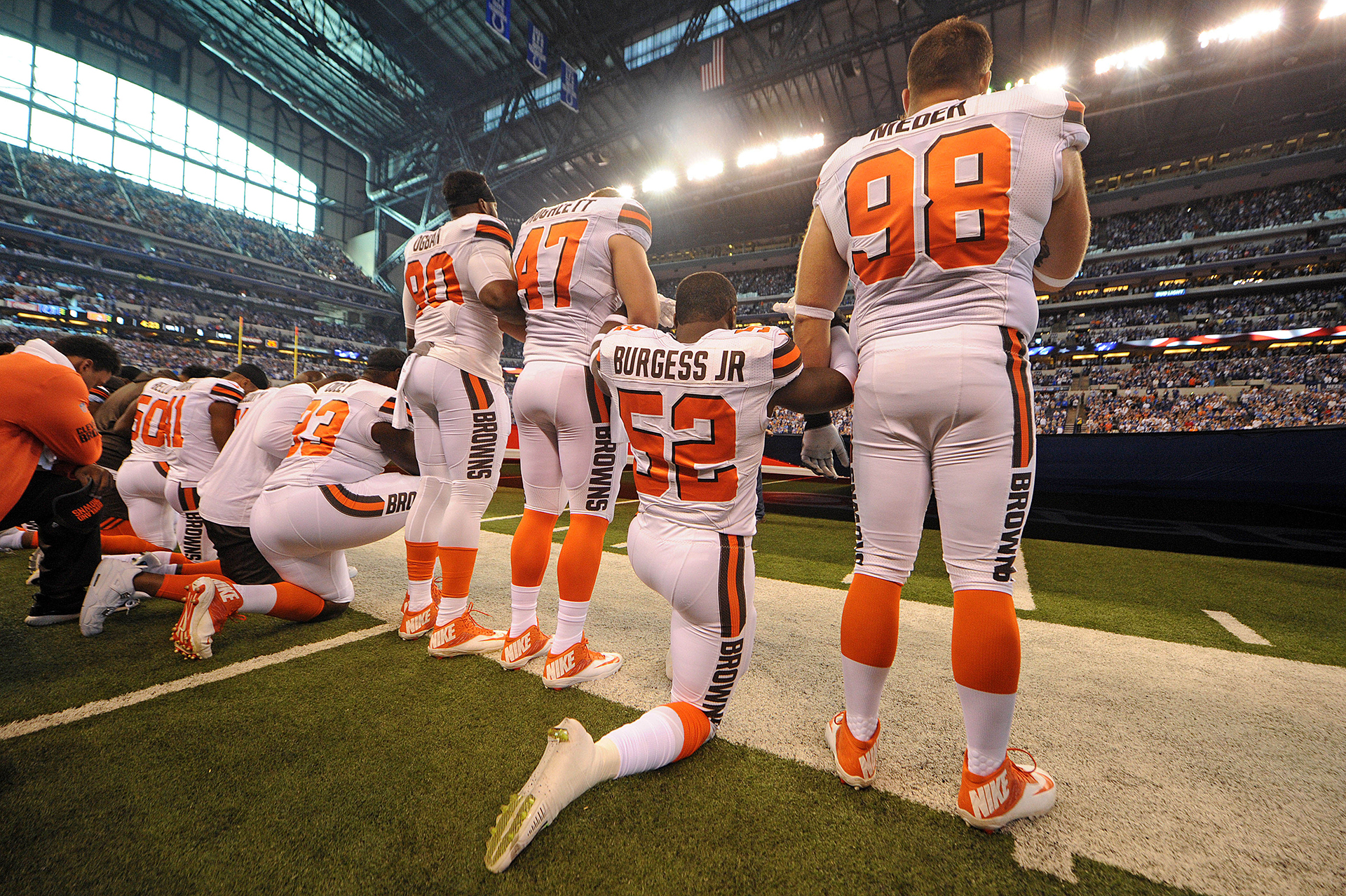 Los Cleveland Browns se paran y se arrodillan durante el Himno Nacional antes del comienzo de su juego ante los Indianapolis Colts en el Lucas Oil Stadium