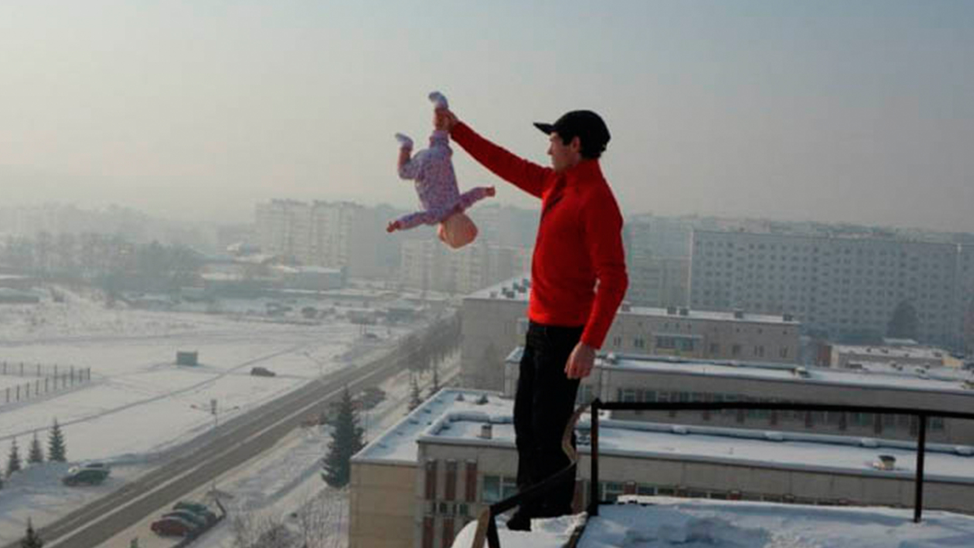 Roman Afanasyev con su bebé de pocos meses en una torre de Moscú