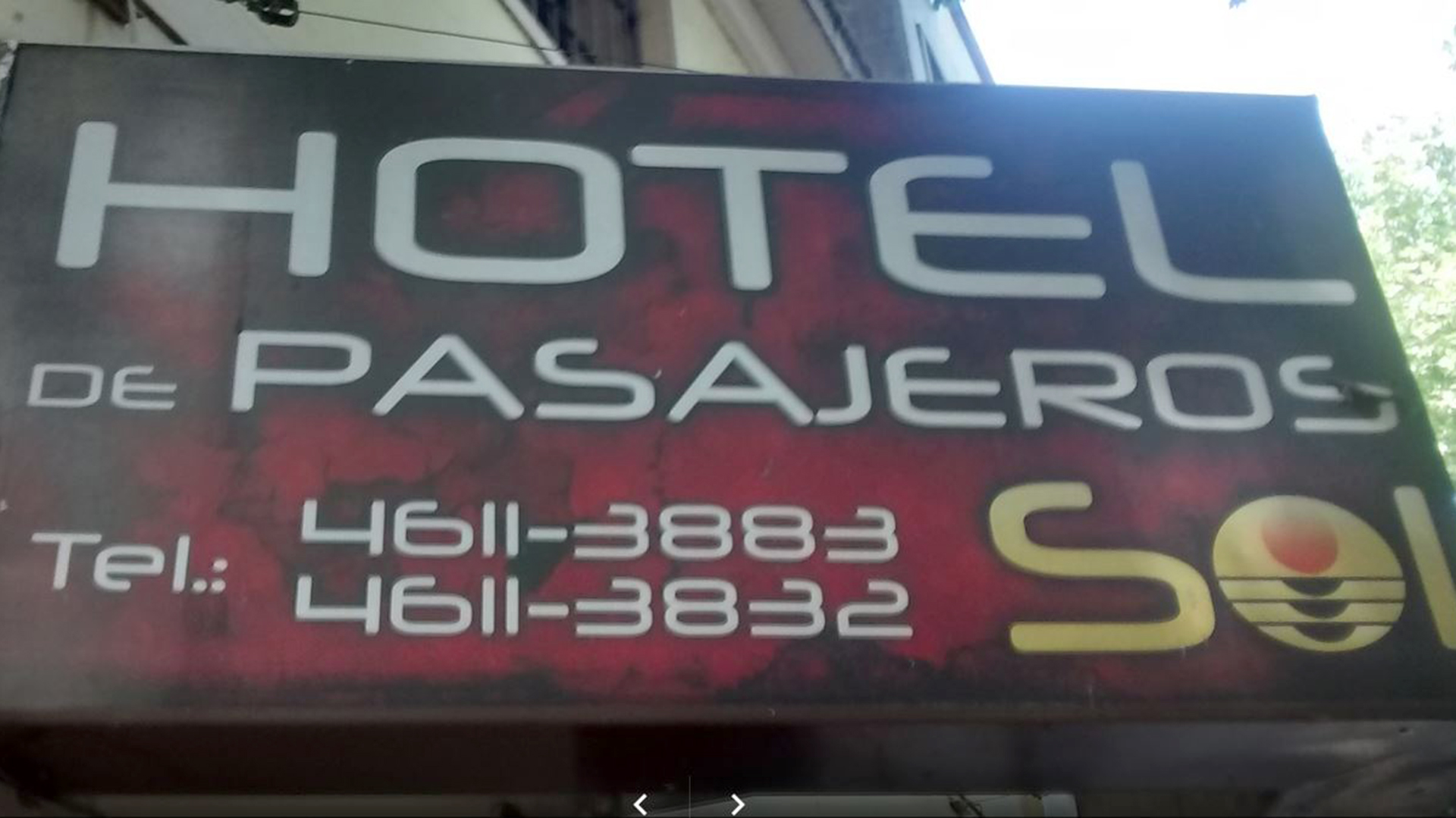 Cartel en la entrada del hotel de pasajeros El Sol, calle Yerbal.