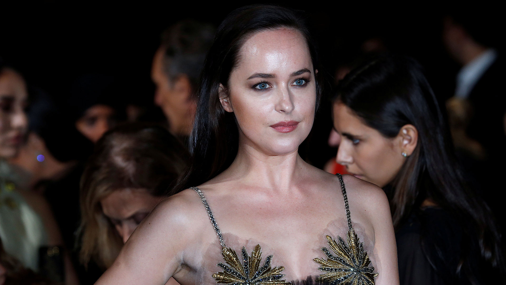 La actriz Dakota Johnson llevó un vestido de Gucci, con partes de tul orgánico y paños reutilizados (Reuters)
