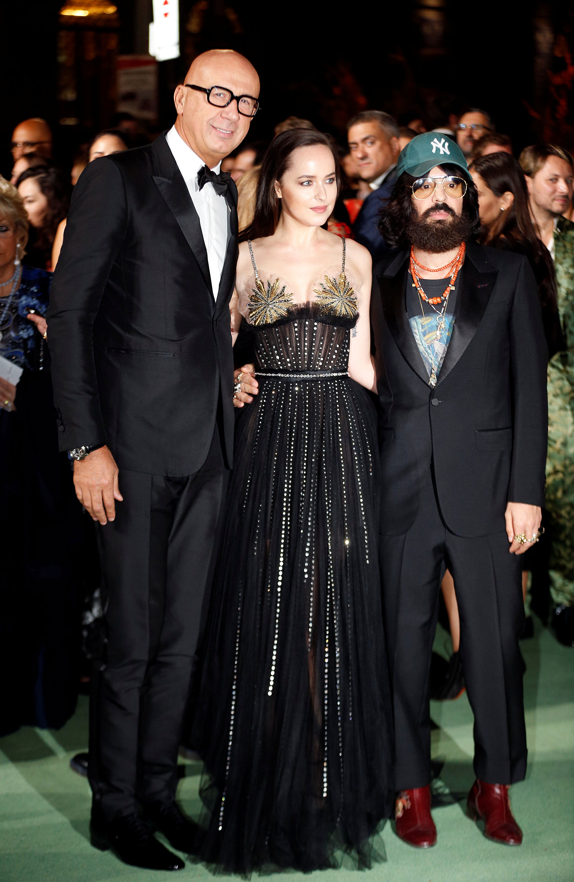 El CEO de la firma Gucci, Marco Bizzarri, Dakota Johnson y el director creativo de la firma Alessandro Micheli, multipremiado por su compromiso con el medio ambiente (Reuters)