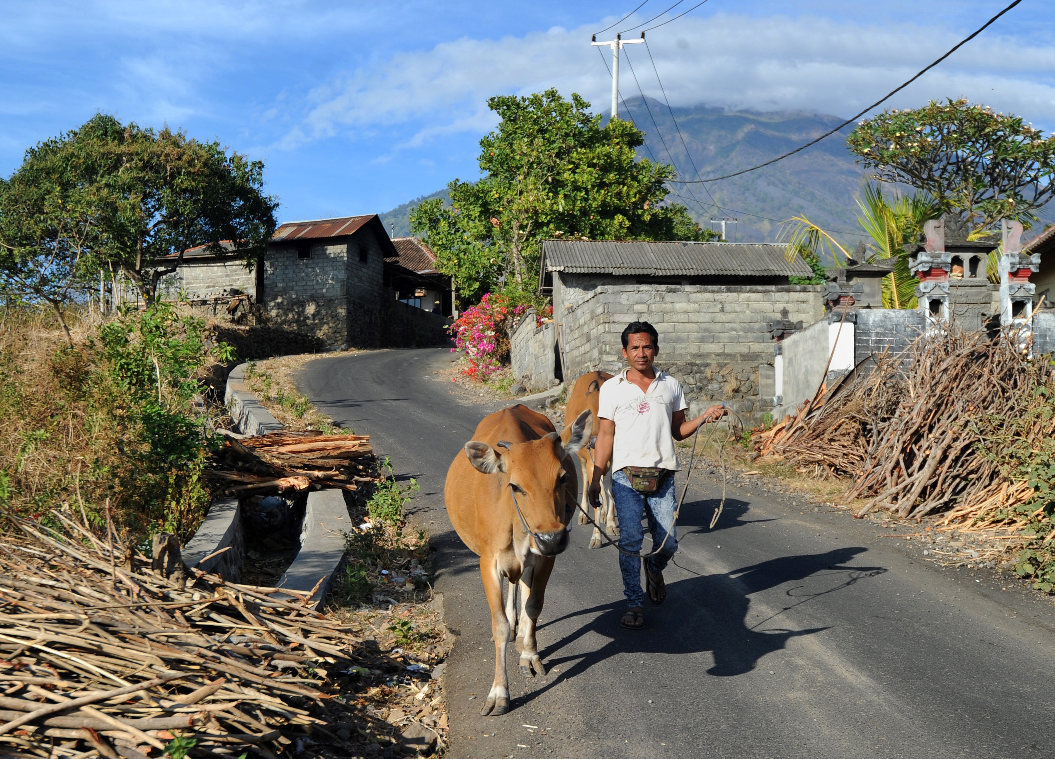 Una campesina evacua la zona cercana al volcán (AFP)