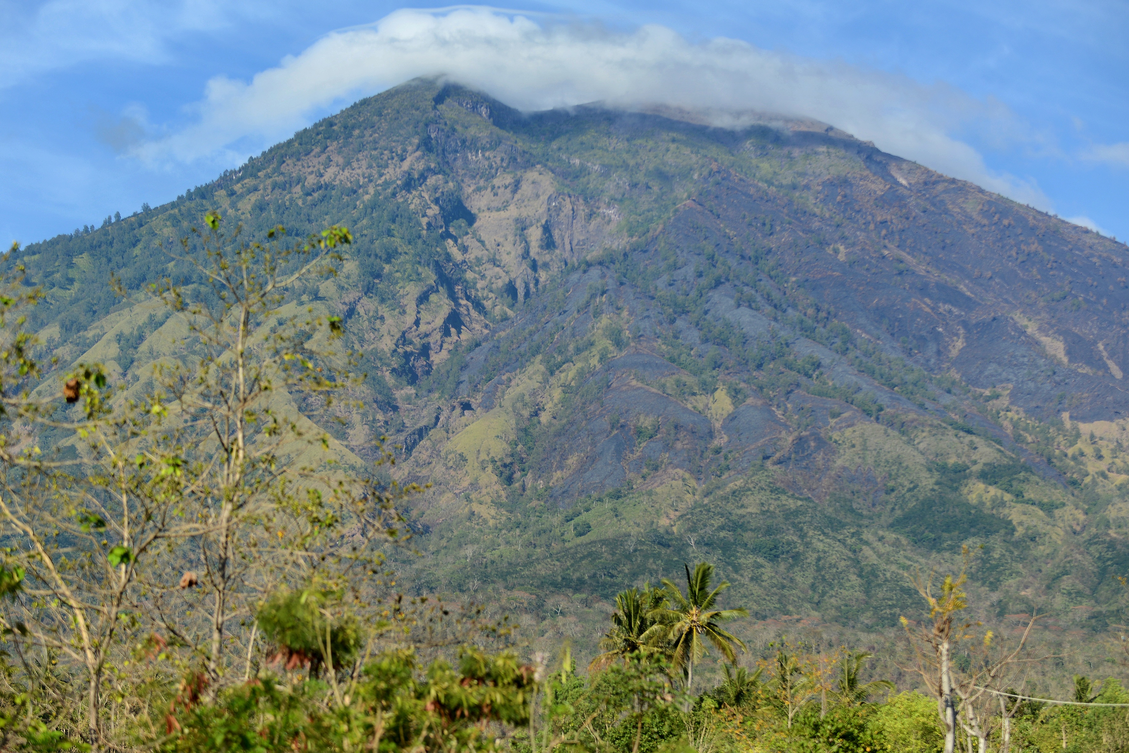 Vista del volcán Agung en Bali (AFP)