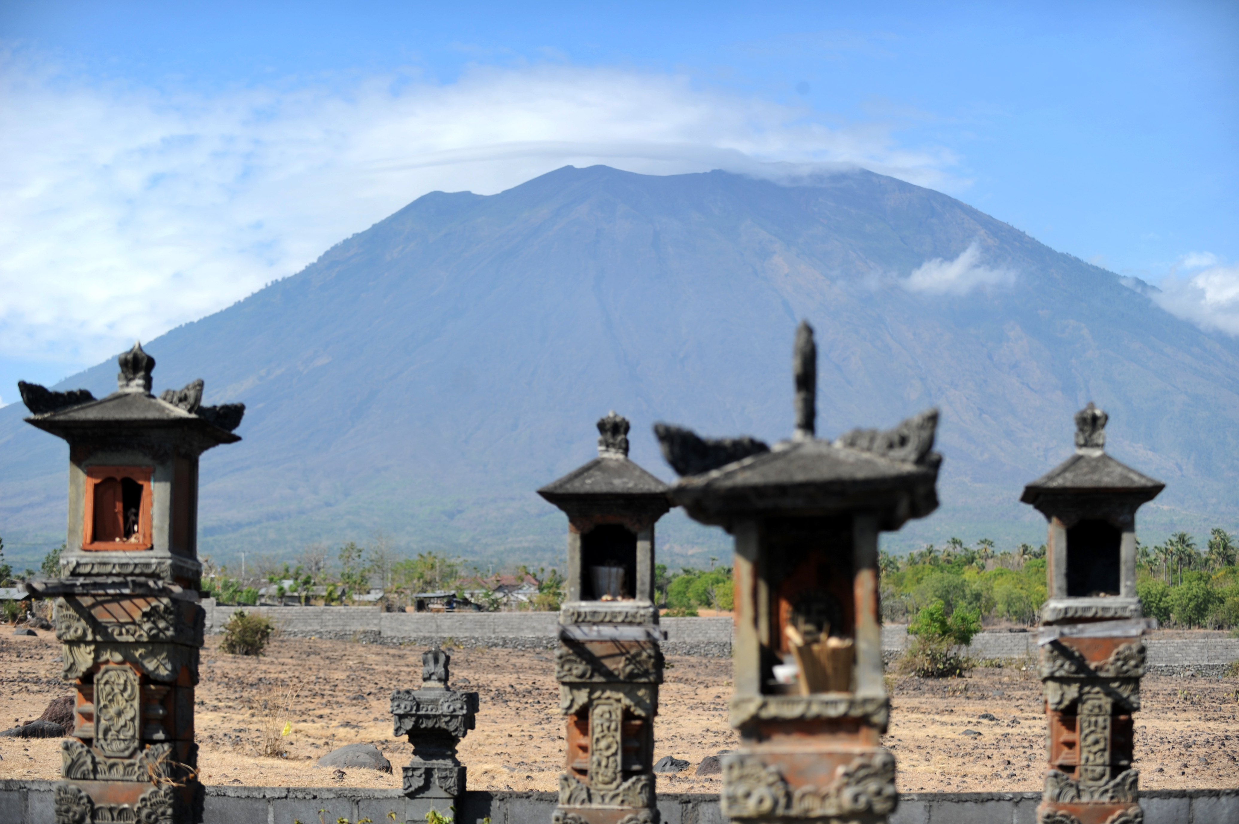 Vista del monte Agung desde los templos indués de Karangasem (AFP PHOTO)