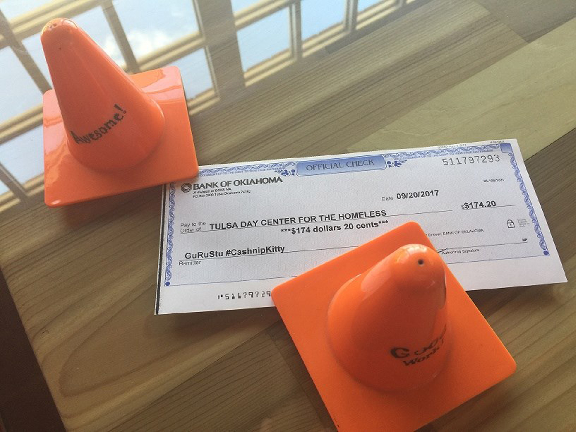 Todos los billetes encontrados son donados mensualmente al refugio de gente sin hogar de Tulsa en Oklahoma (CASHnip Kitty)