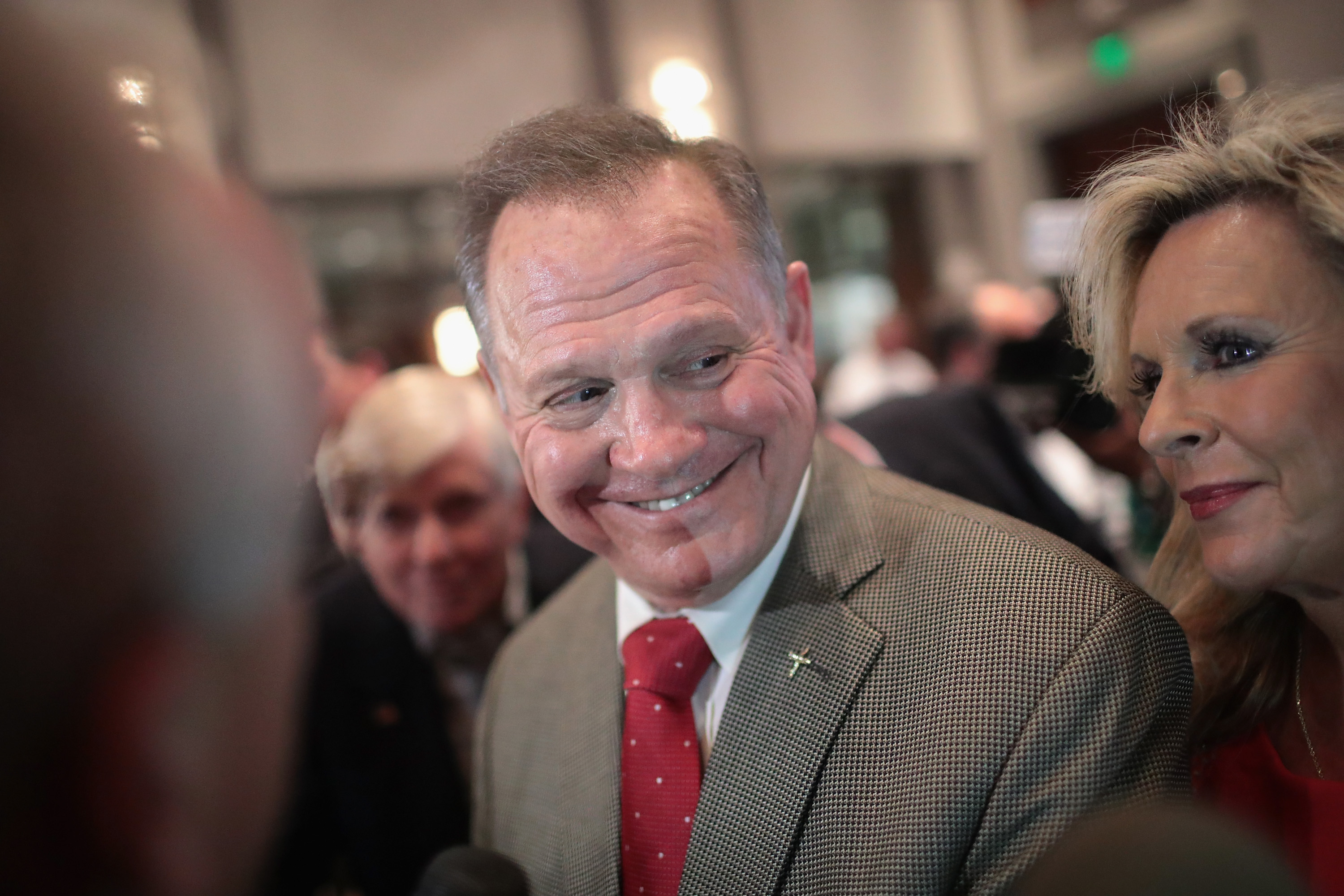 Roy Moore antes de dar un discurso tras su victoria en las primarias republicanas en Alabama (Reuters)