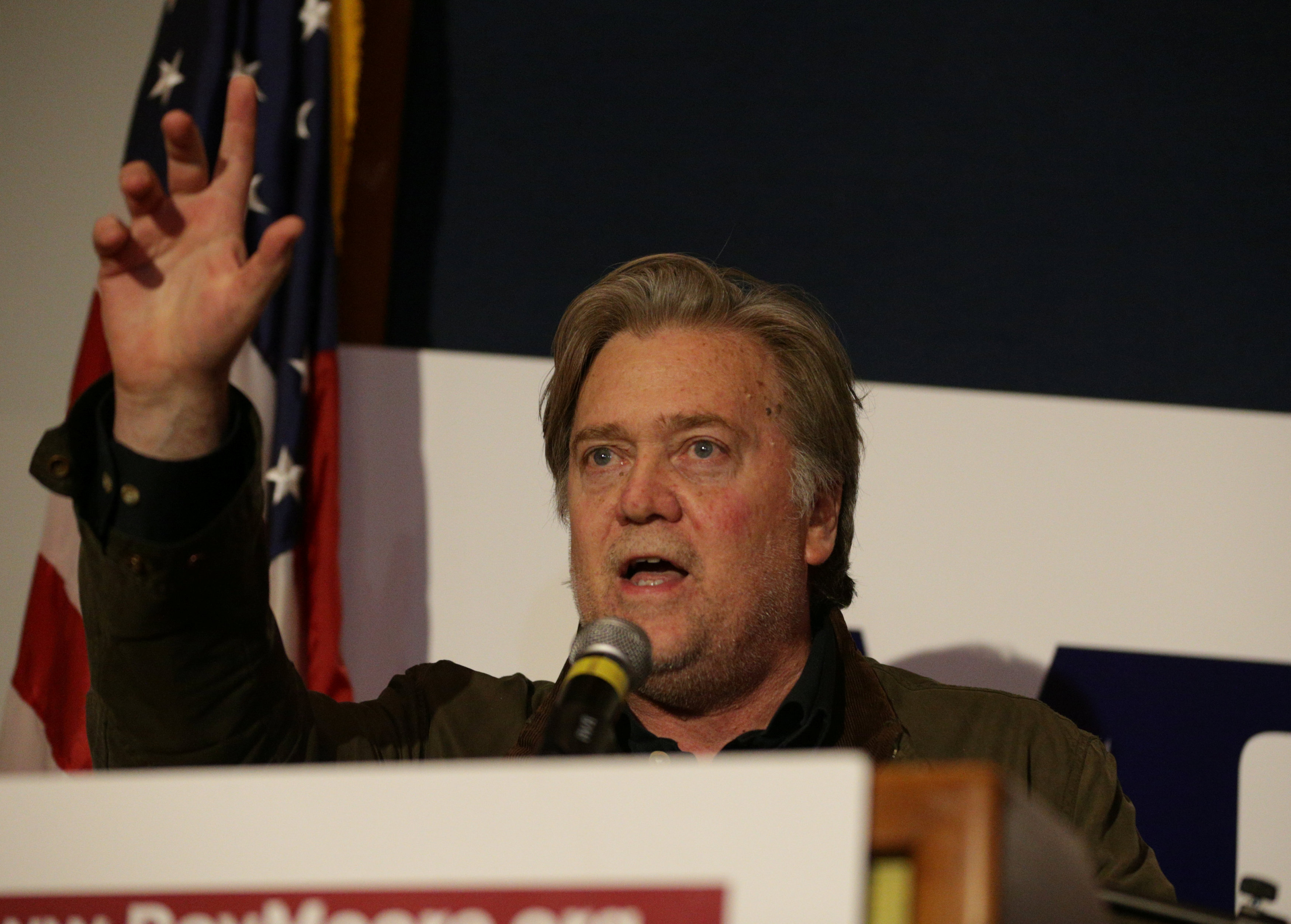 Steve Bannon habla antes de discurso de Moore tras su victoria en las primarias (REUTERS)