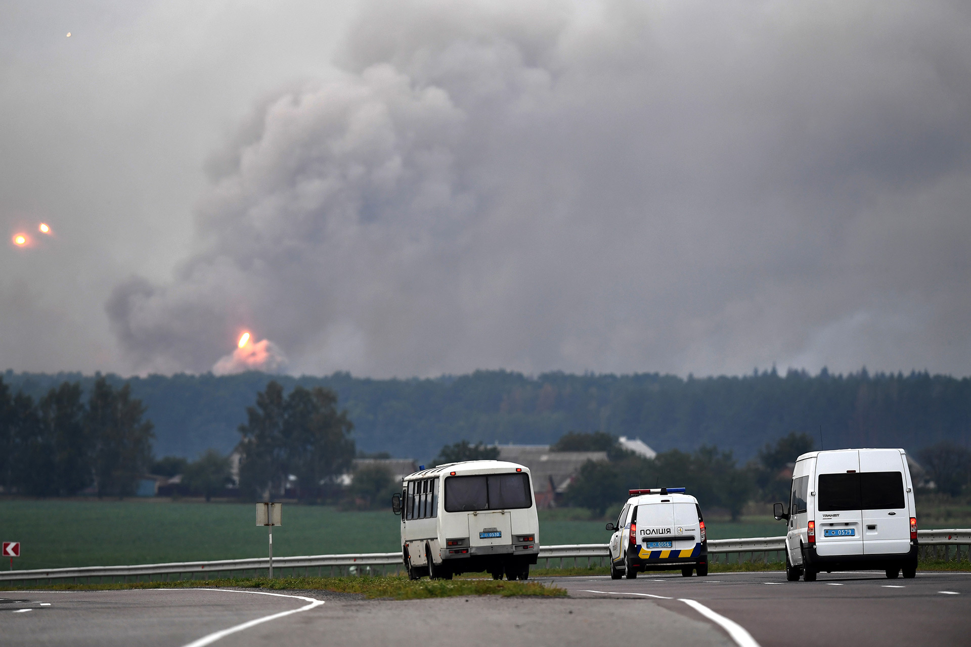 Personal de seguridad y transportes para los evacuados (AFP)