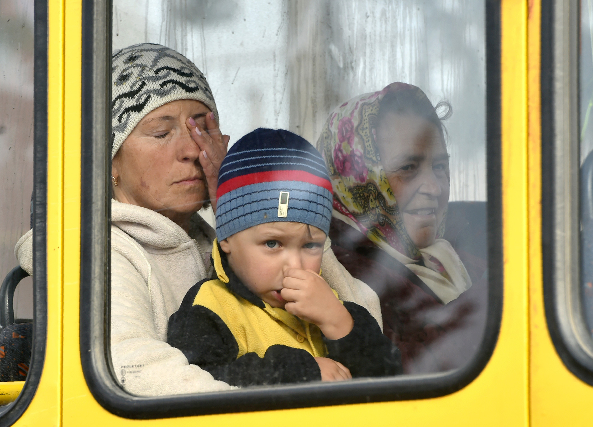 Una familia al momento de ser evacuada por las autoridades (AFP)