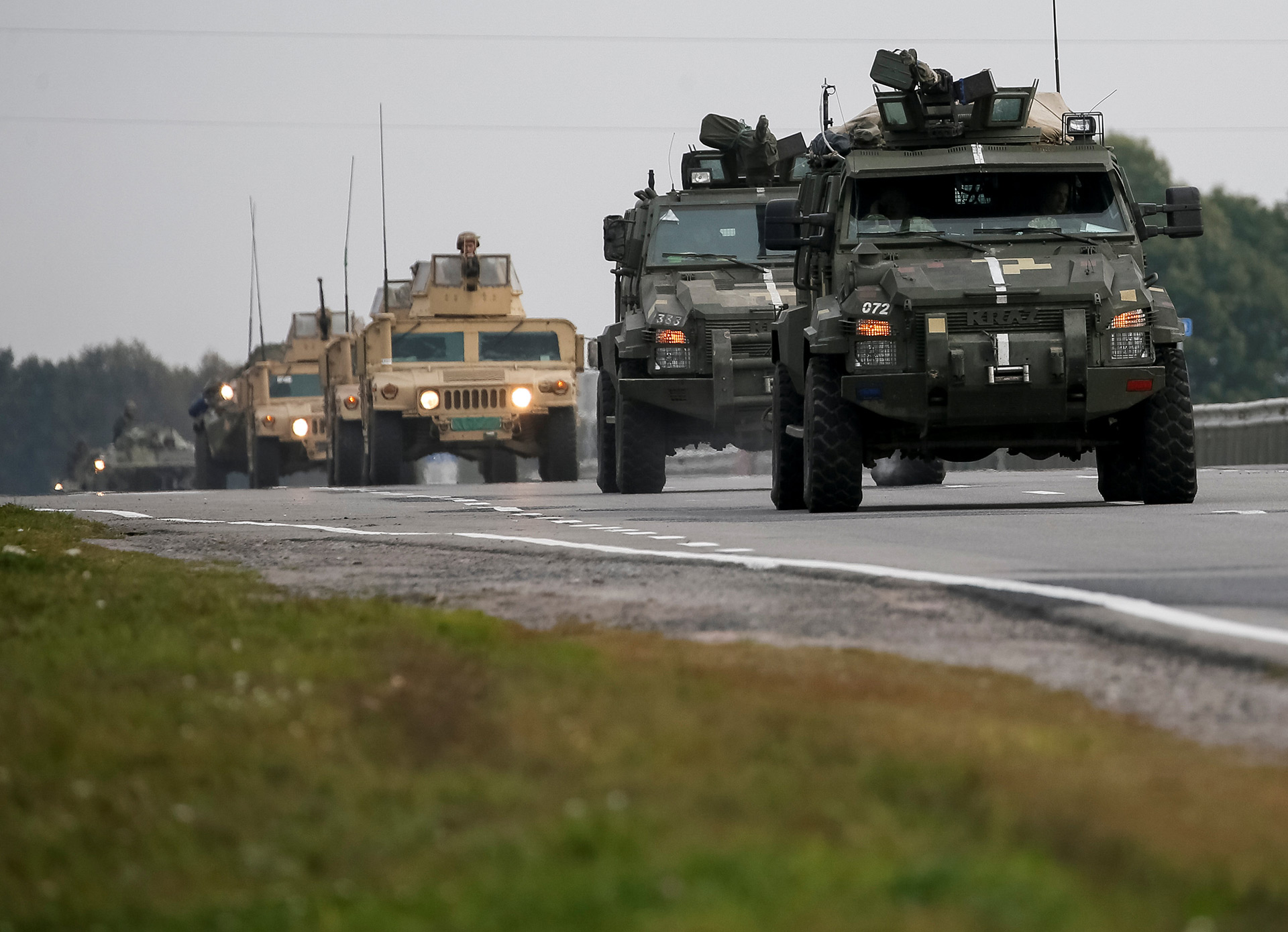 Tropas del ejército ucraniano se movilizan al almacén (Reuters)