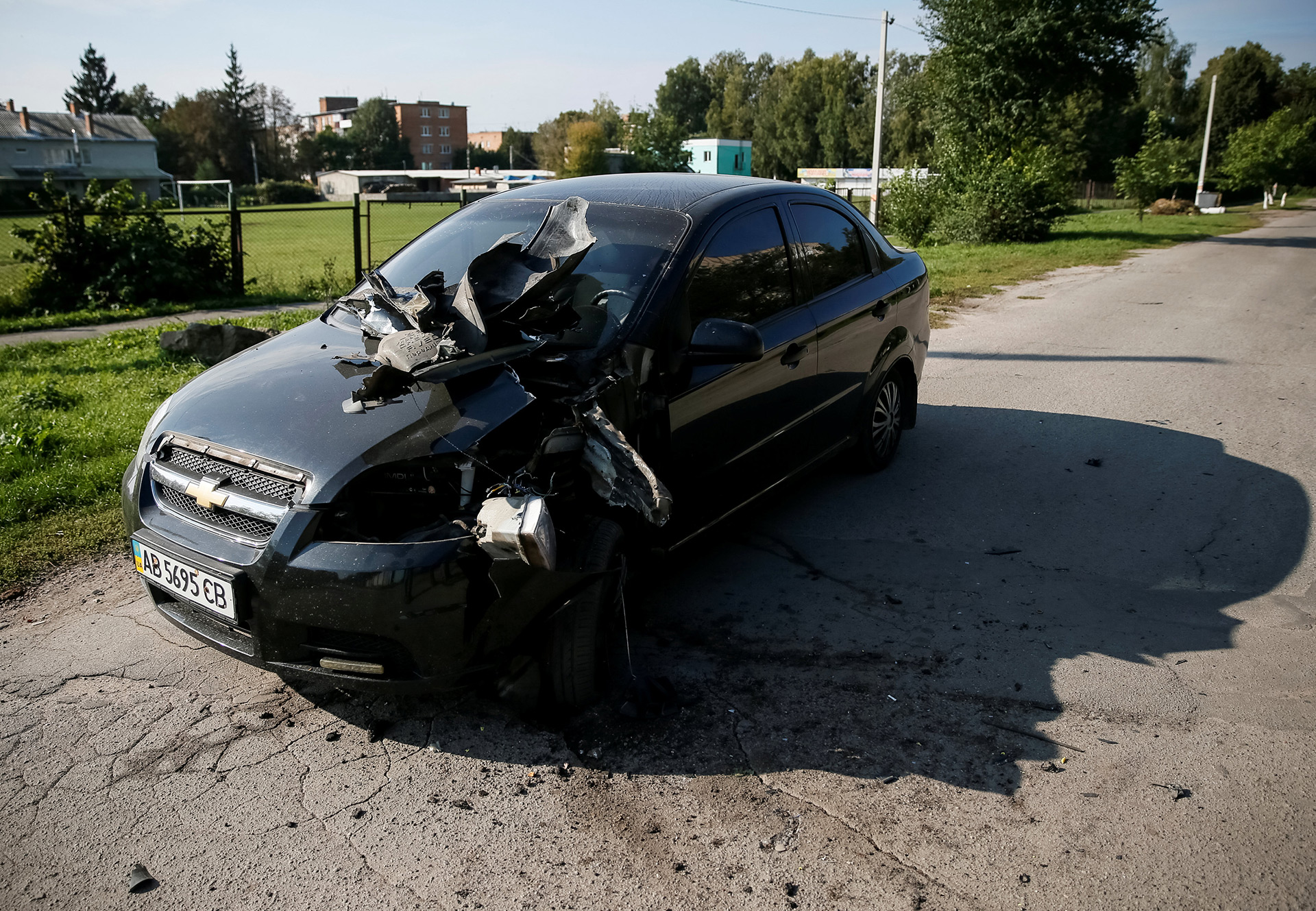 Este auto recibió, aparentemente, un impacto directo de desechos del estallido (Reuters)