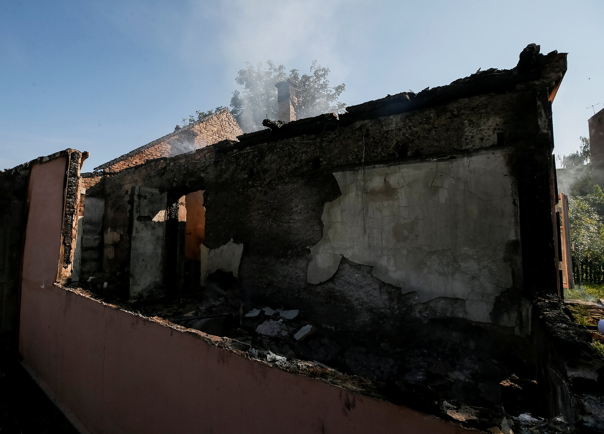 Una pared derrumbada en el pueblo de Kalynivka (Reuters)